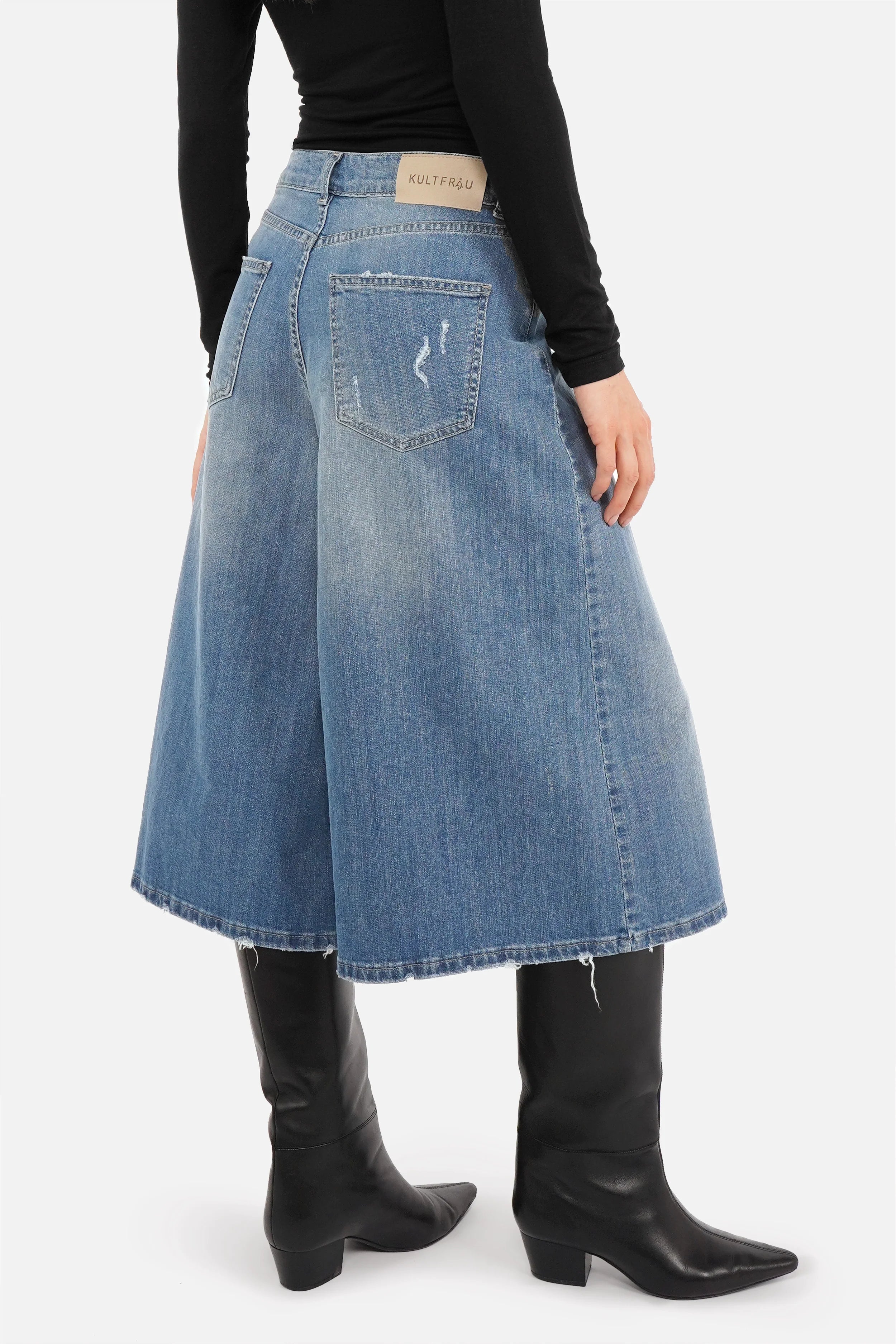 NELKA weite Bermuda-Jeans aus leichtem italienischem Denim mit destroyed Waschung und weitem Bein
