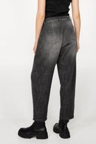 SAIKA Relaxed Tapered Hose aus strukturierter Baumwolle in Washed Black mit dezenter Karottenform und lockerer Passform