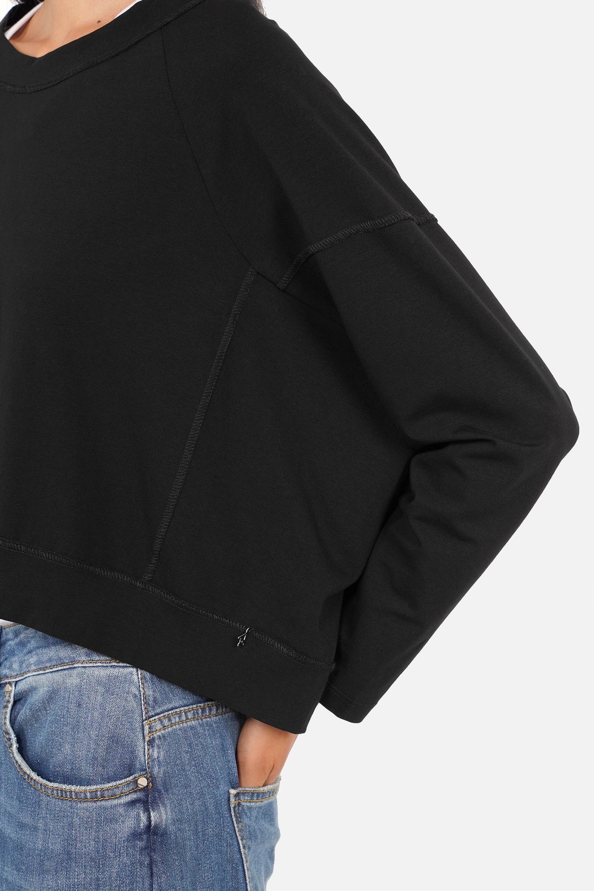 OSASU Cropped Longsleeve aus weicher Baumwolle mit offenem Rundhalsausschnitt und sichtbaren Overlocknähten im Inside-out-Look