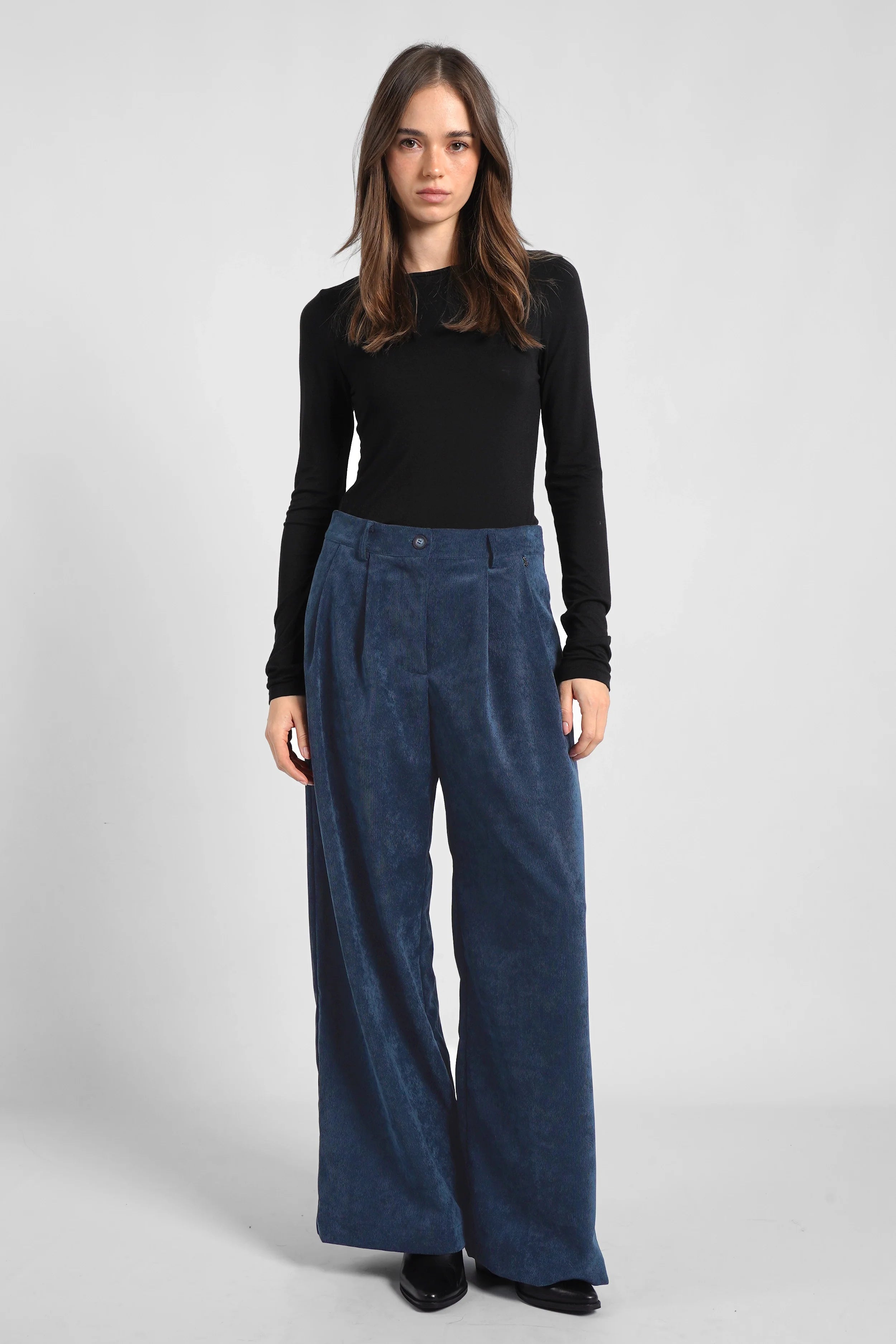 Frau trägt ELEE Wide Leg Cordhose in Blau mit High Waist und weiten Beinen