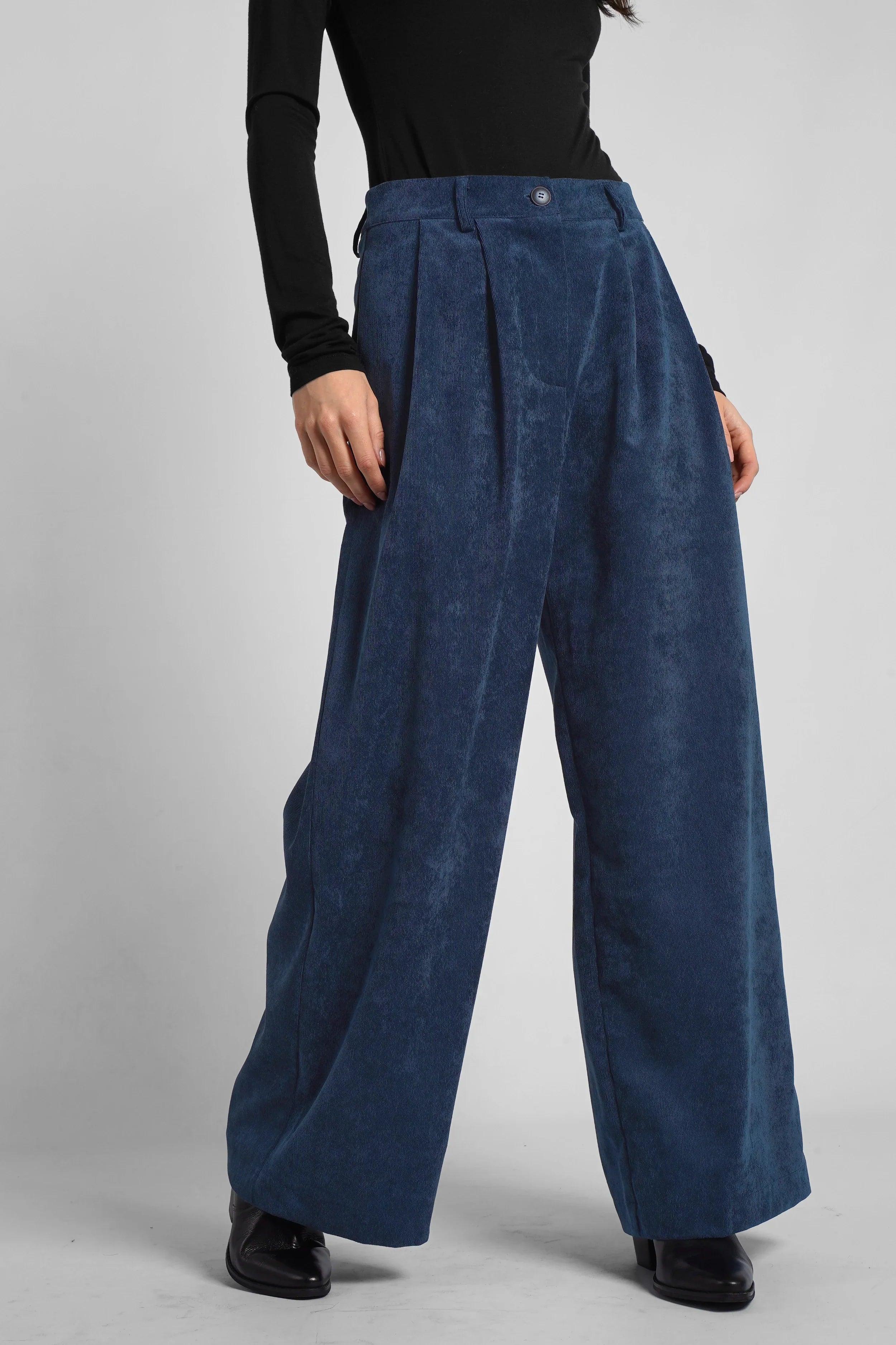 Dunkelblaue ELEE Wide Leg Cordhose mit hoher Taille, kleinen Bundfalten und seitlichen Eingrifftaschen.