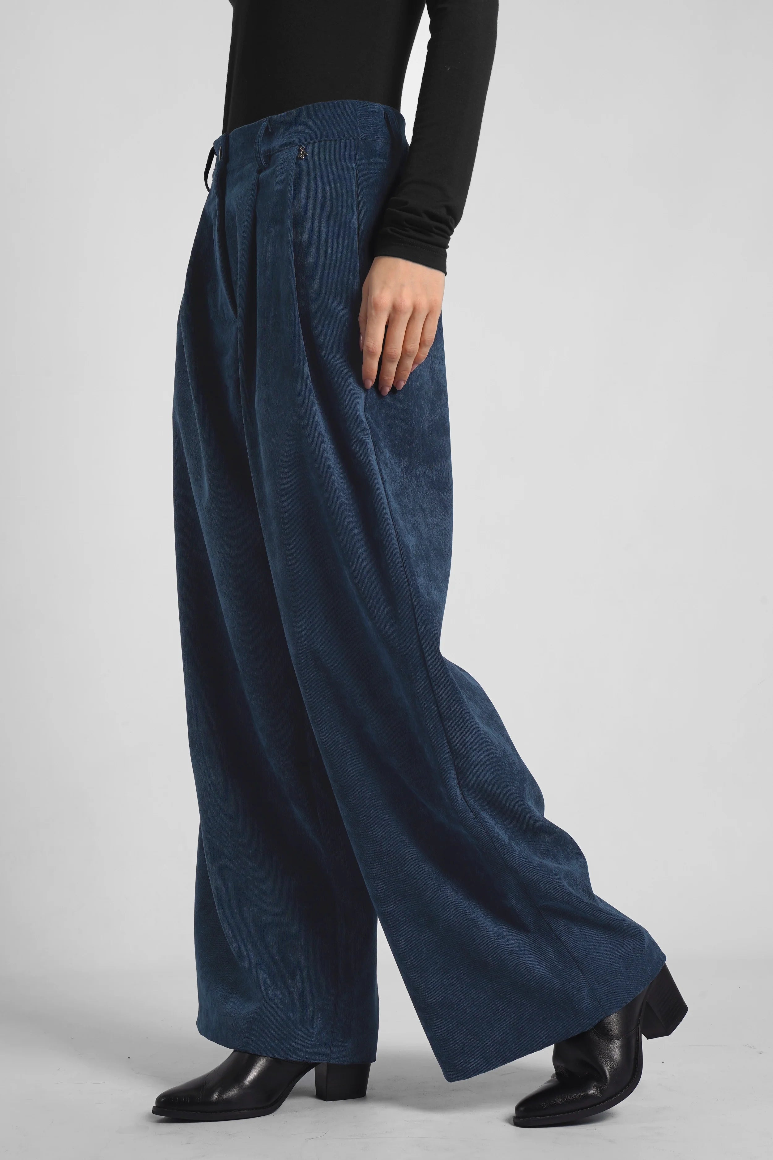 ELEE Wide Leg Cordhose in blue high-waist soft cord fabric with wide legs and front pockets