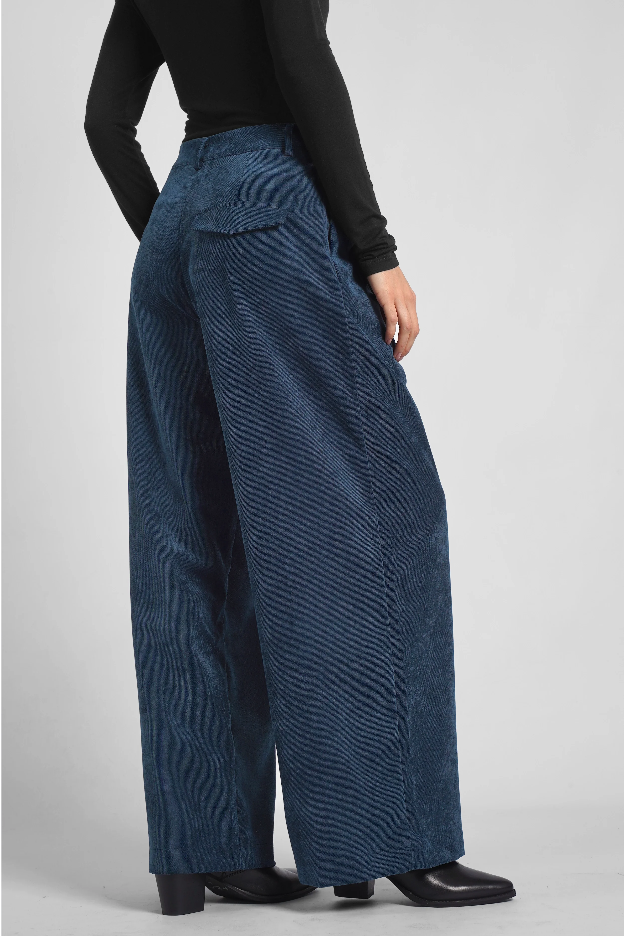 ELEE Wide Leg Cordhose in weichem blauem Cord mit High Waist und weiten Beinen, kombiniert mit seitlichen Eingrifftaschen und angedeuteter Gesäßtasche.