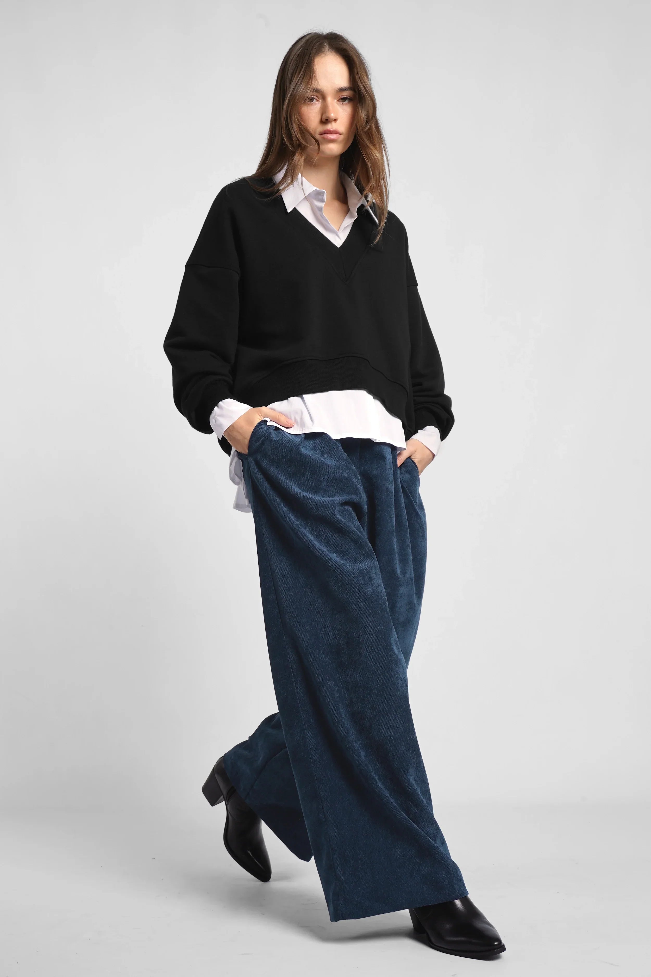 Frau trägt ELEE Wide Leg Cordhose in Blau mit High Waist und weiten Beinen.