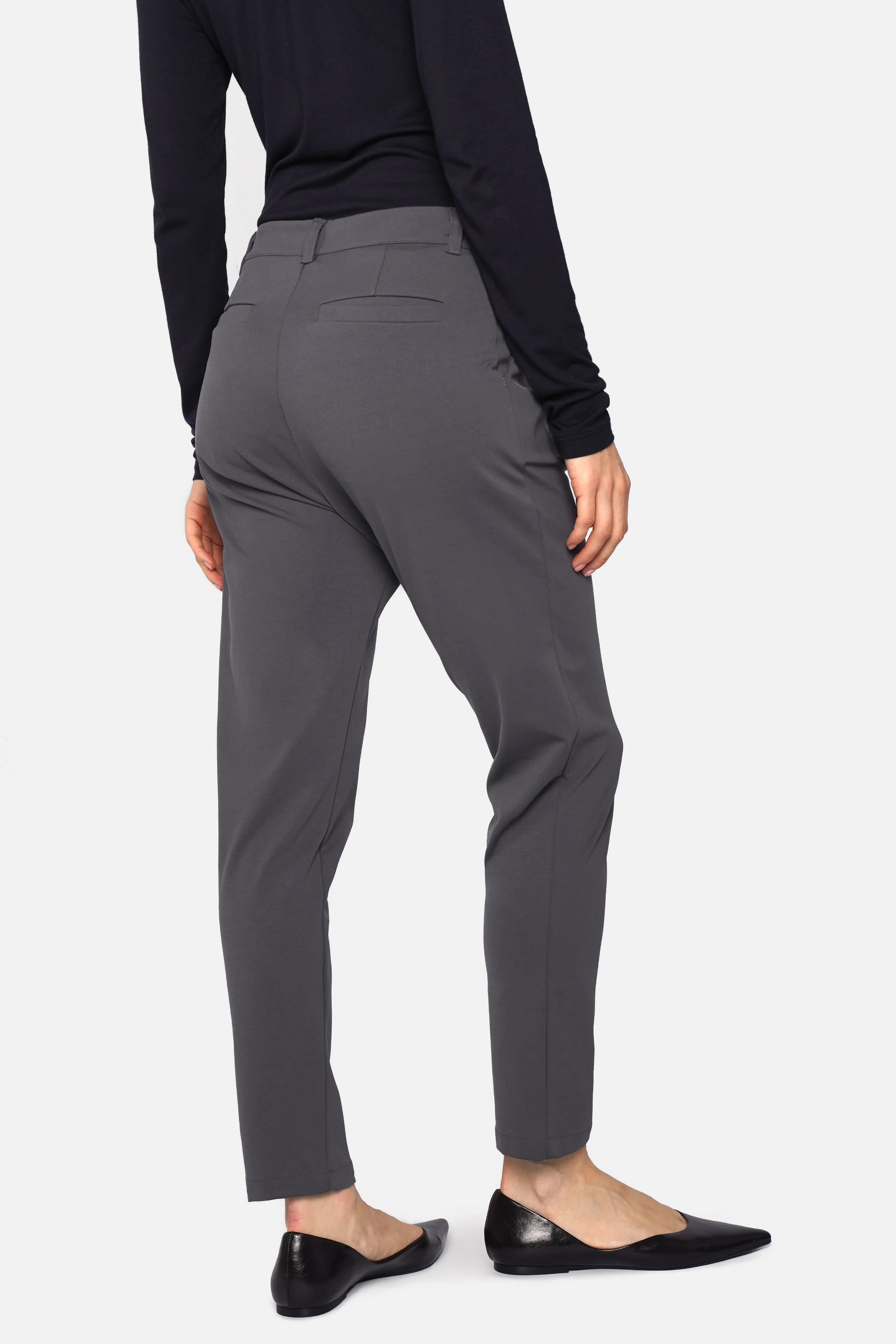 HEELENA Tapered Pants in knitterarmer Qualität mit softer Haptik und entspannter Passform, erhältlich in Short und Regular Length.