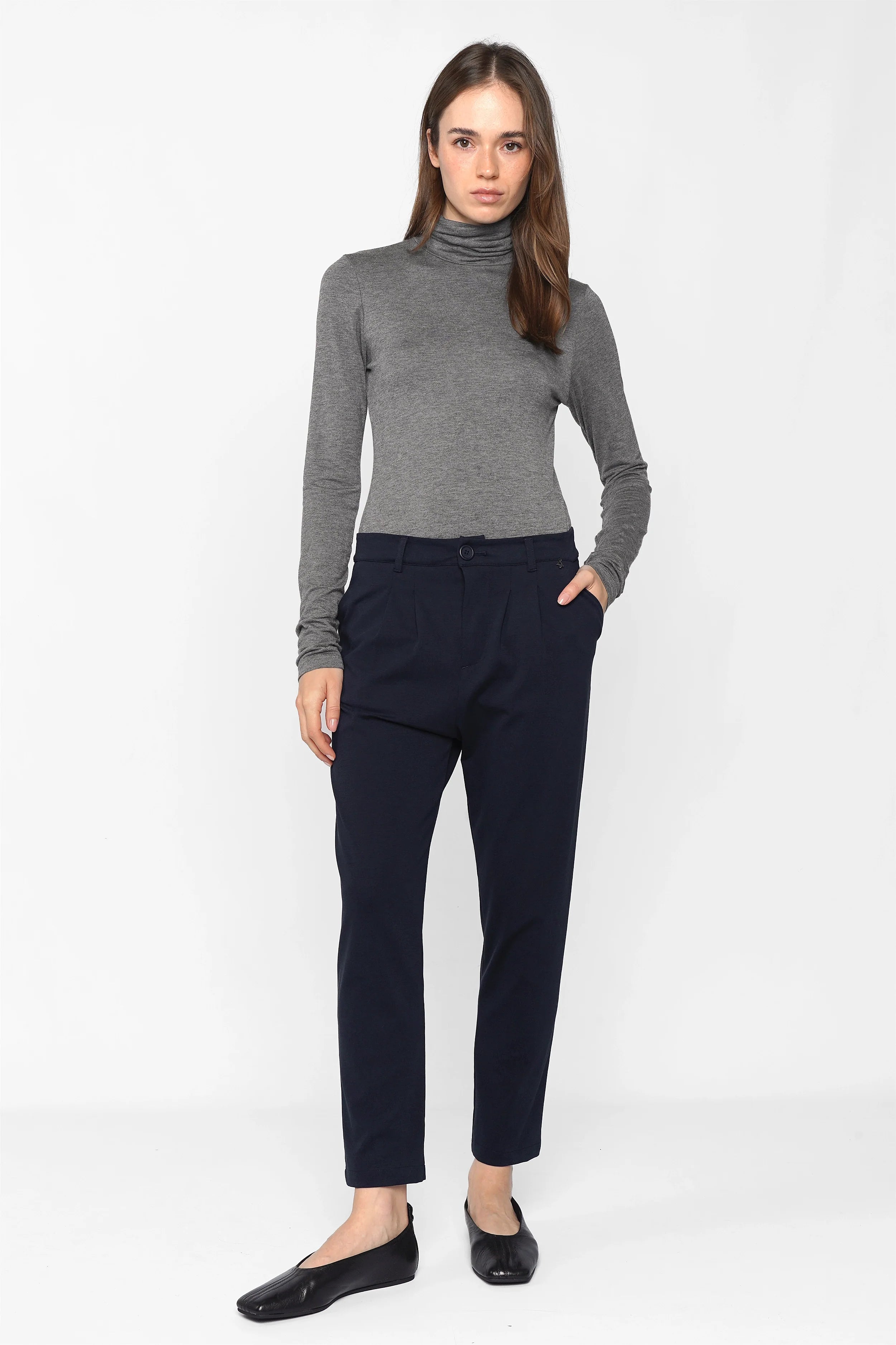 Damen Tapered Pants in navy mit weichem Griff und schmal zulaufendem Bein, knitterarm und formstabil, modernem Cropped-Look.