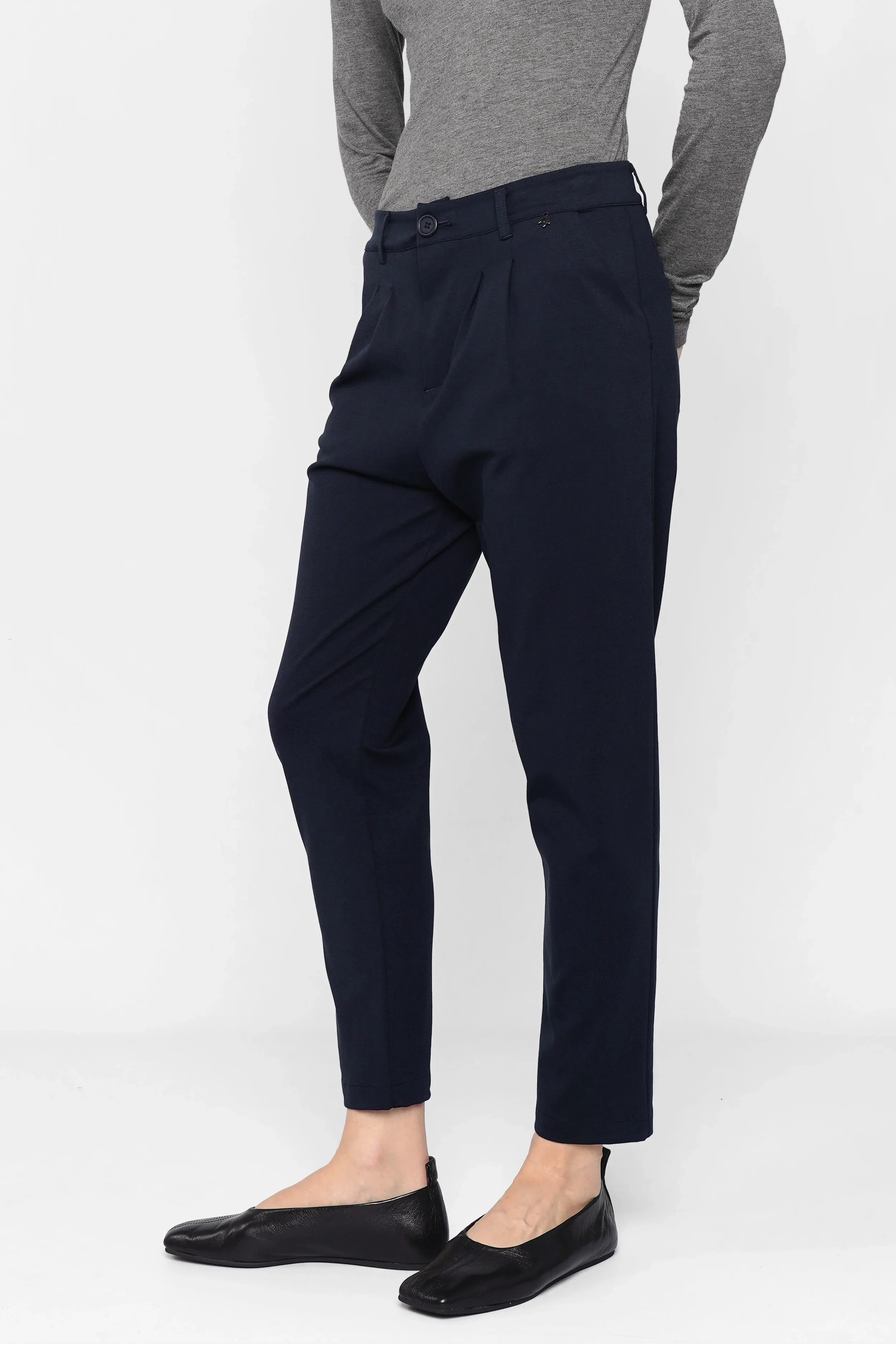 Damen Tapered Pants in Navy mit knitterarmer Qualität und modernem, schmal zulaufendem Bein