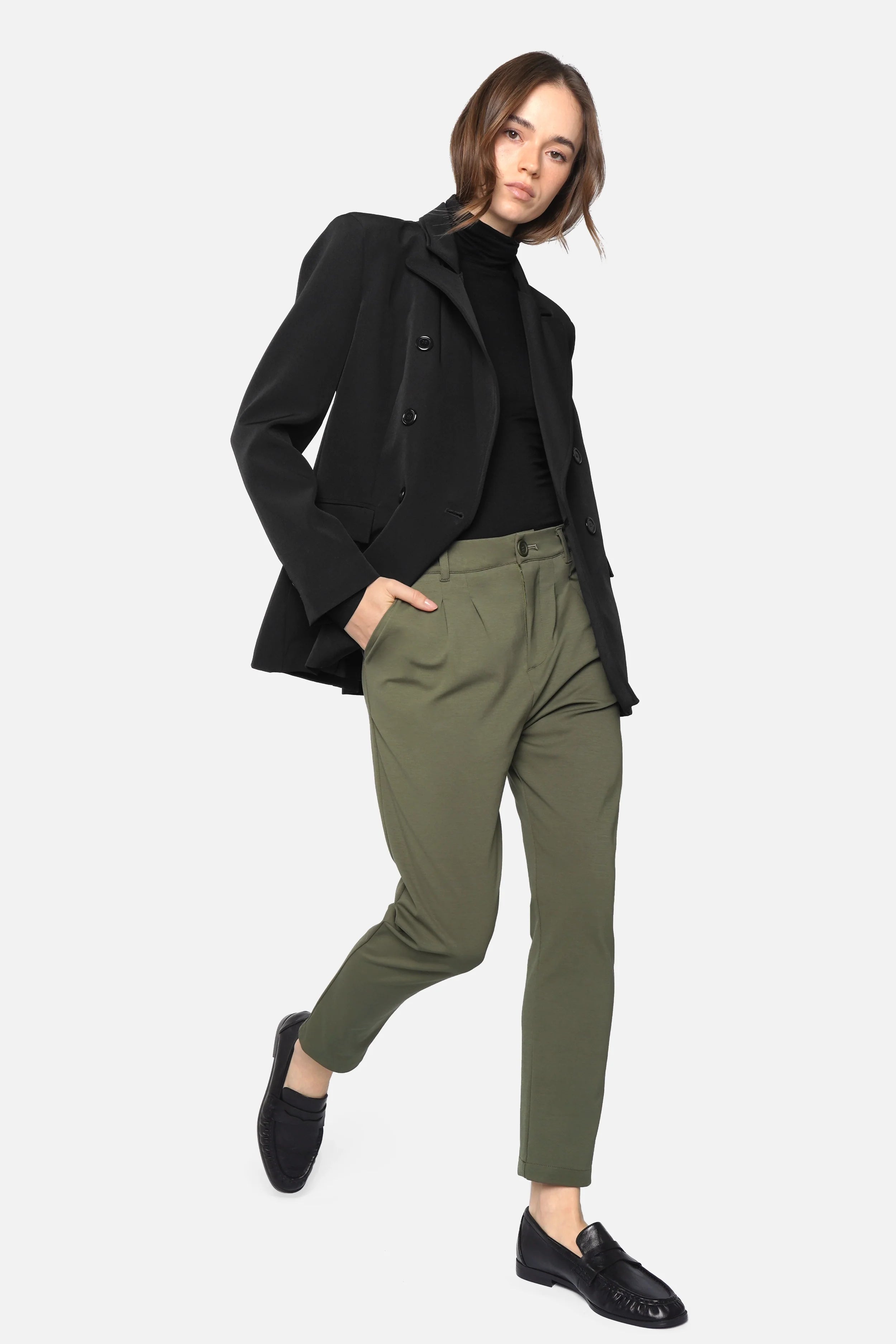 Damen HEELENA Tapered Pants in zwei Längen, knitterarm, soft, mit mittlerer Bundhöhe und entspannter Passform.