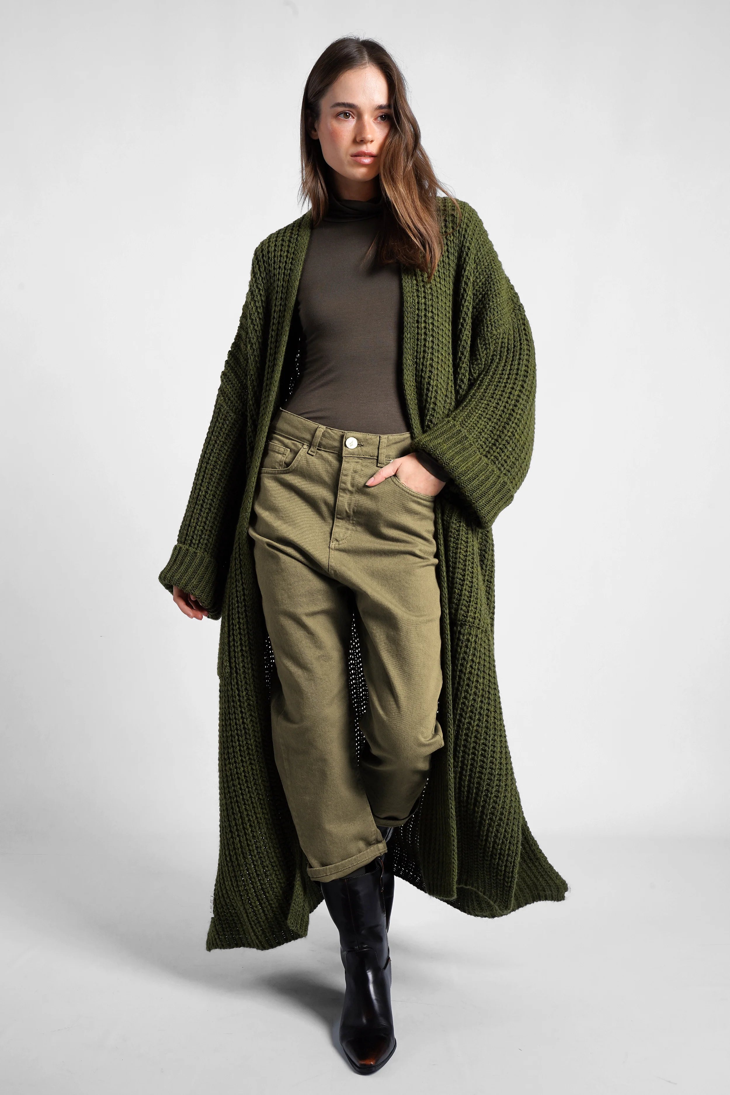 Woman wearing green LOLA Strickcardigan oversized knit open front with pockets