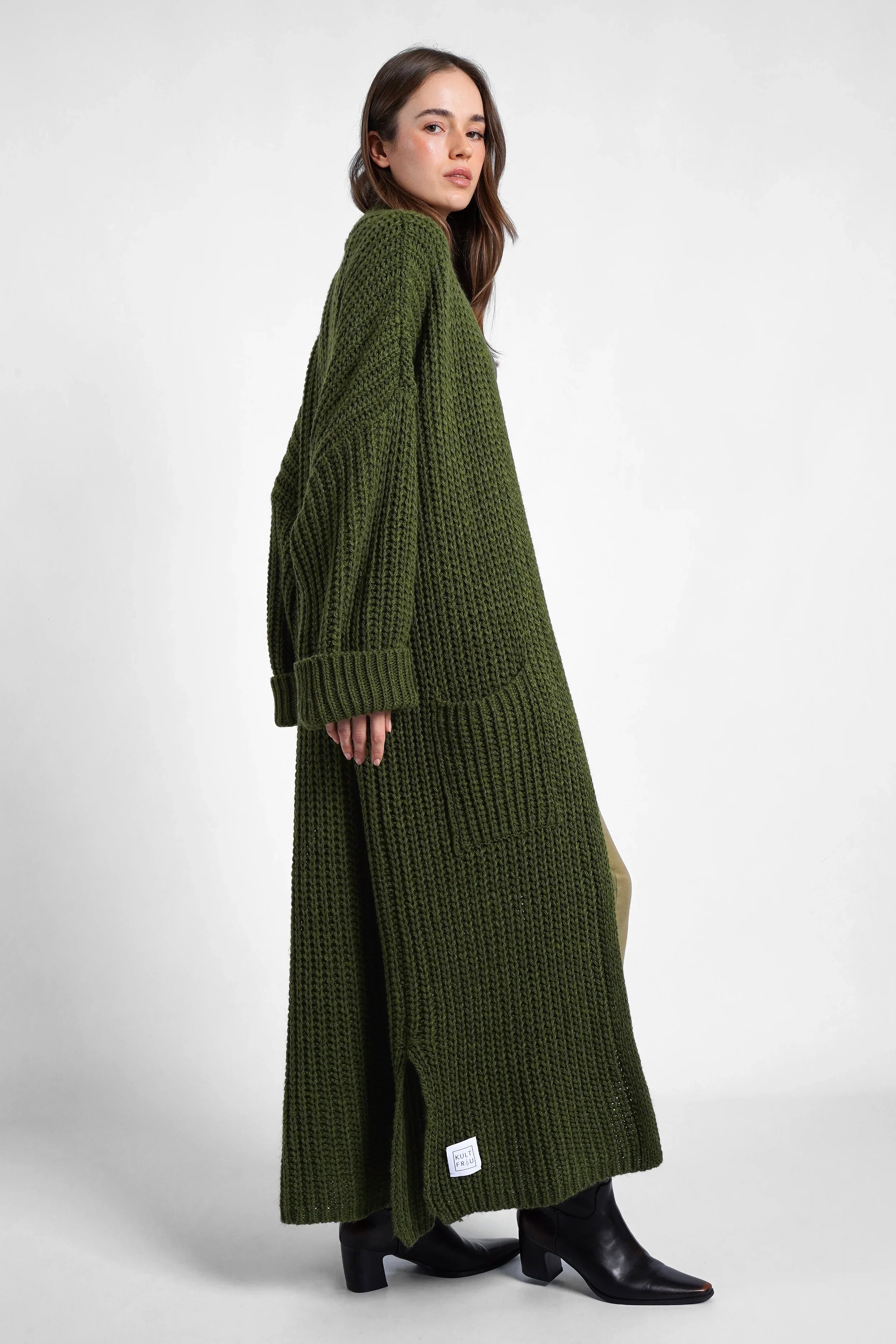 Damen LOLA Strickcardigan oversized grün mit aufgesetzten Taschen und offenem Schnitt