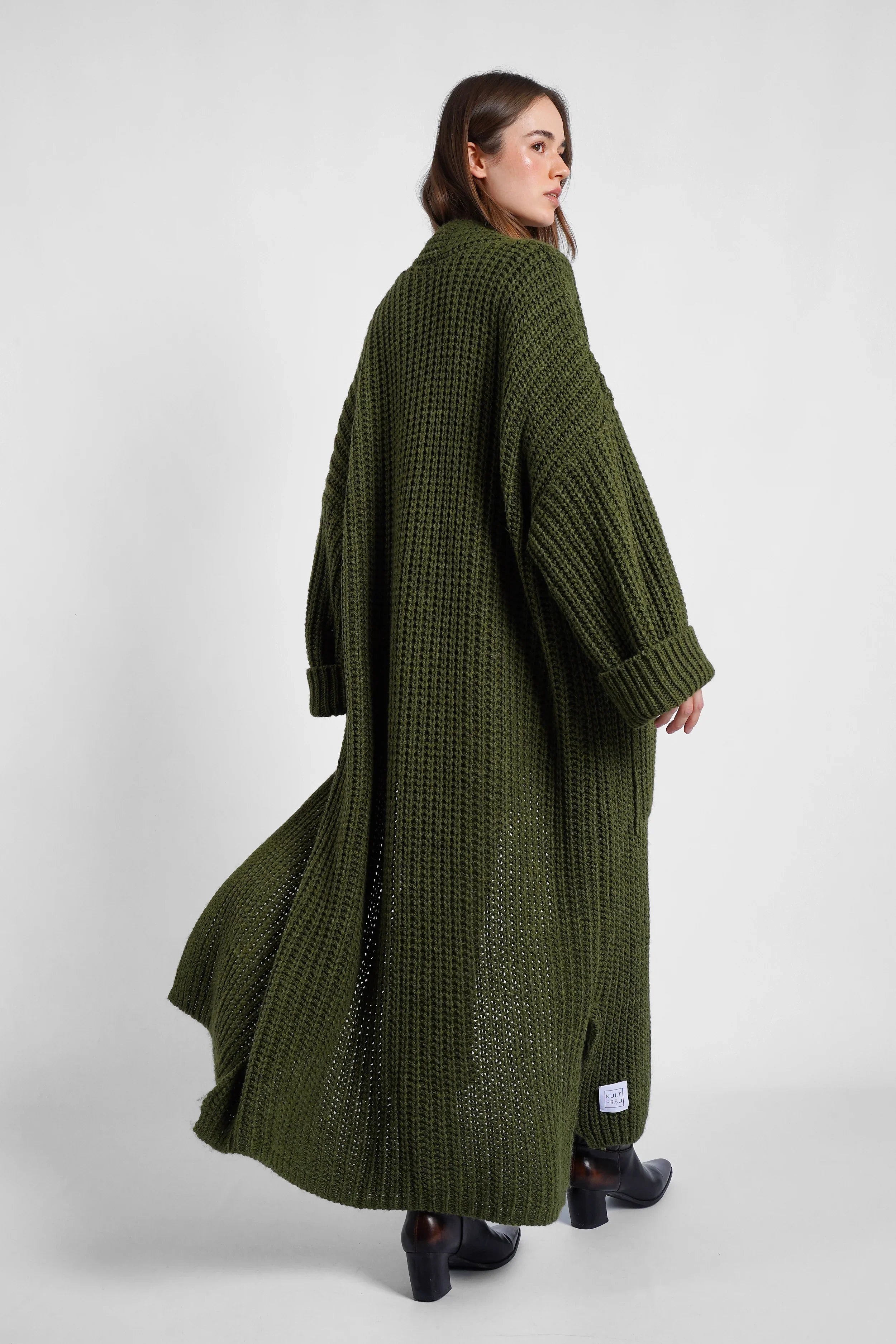 LOLA Strickcardigan in olive green, oversized knit with relaxed fit and cuffed sleeves, worn open with patch pockets