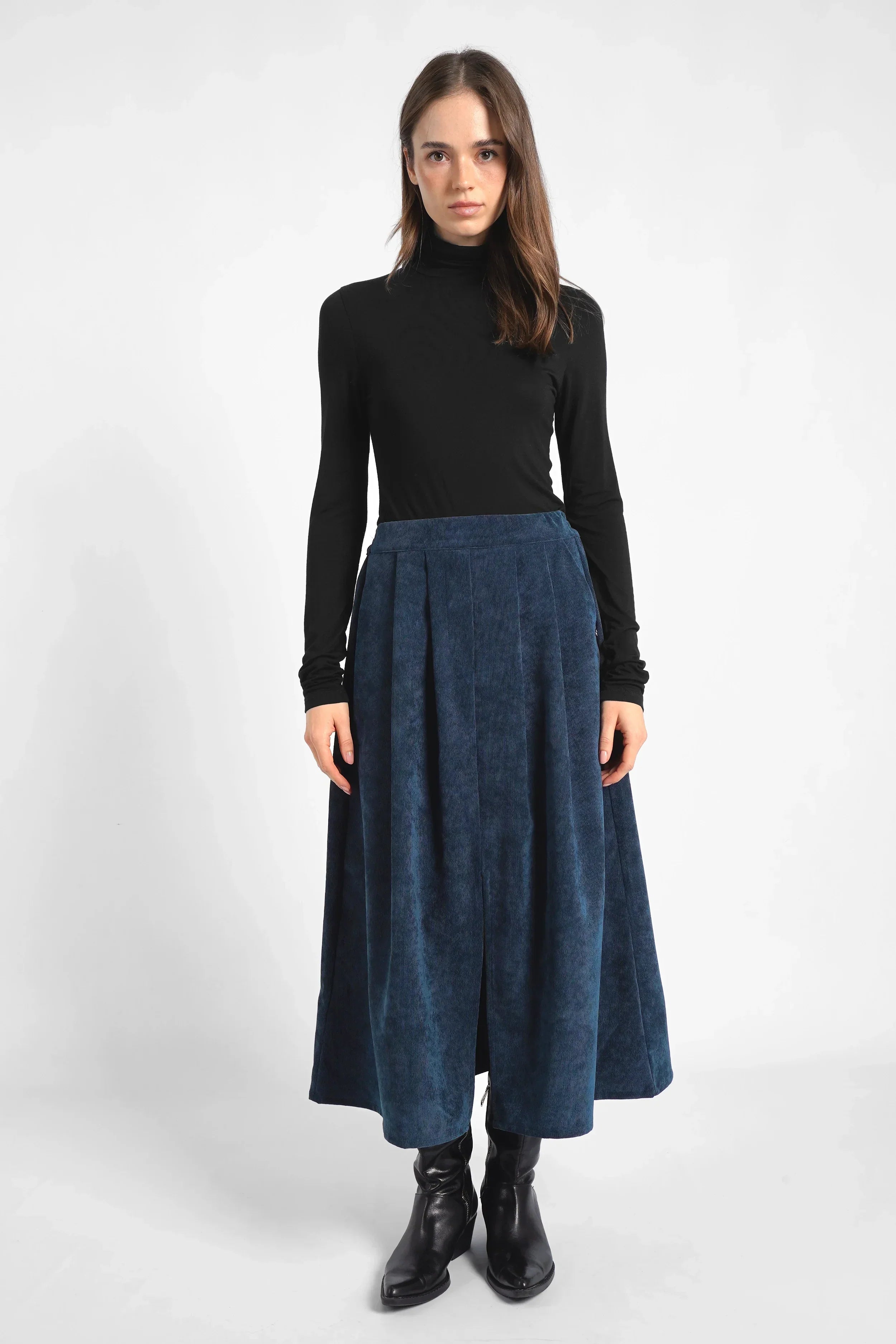 Woman wearing blue LORIN Cord-Midirock A-line midi skirt with pleats and front slit