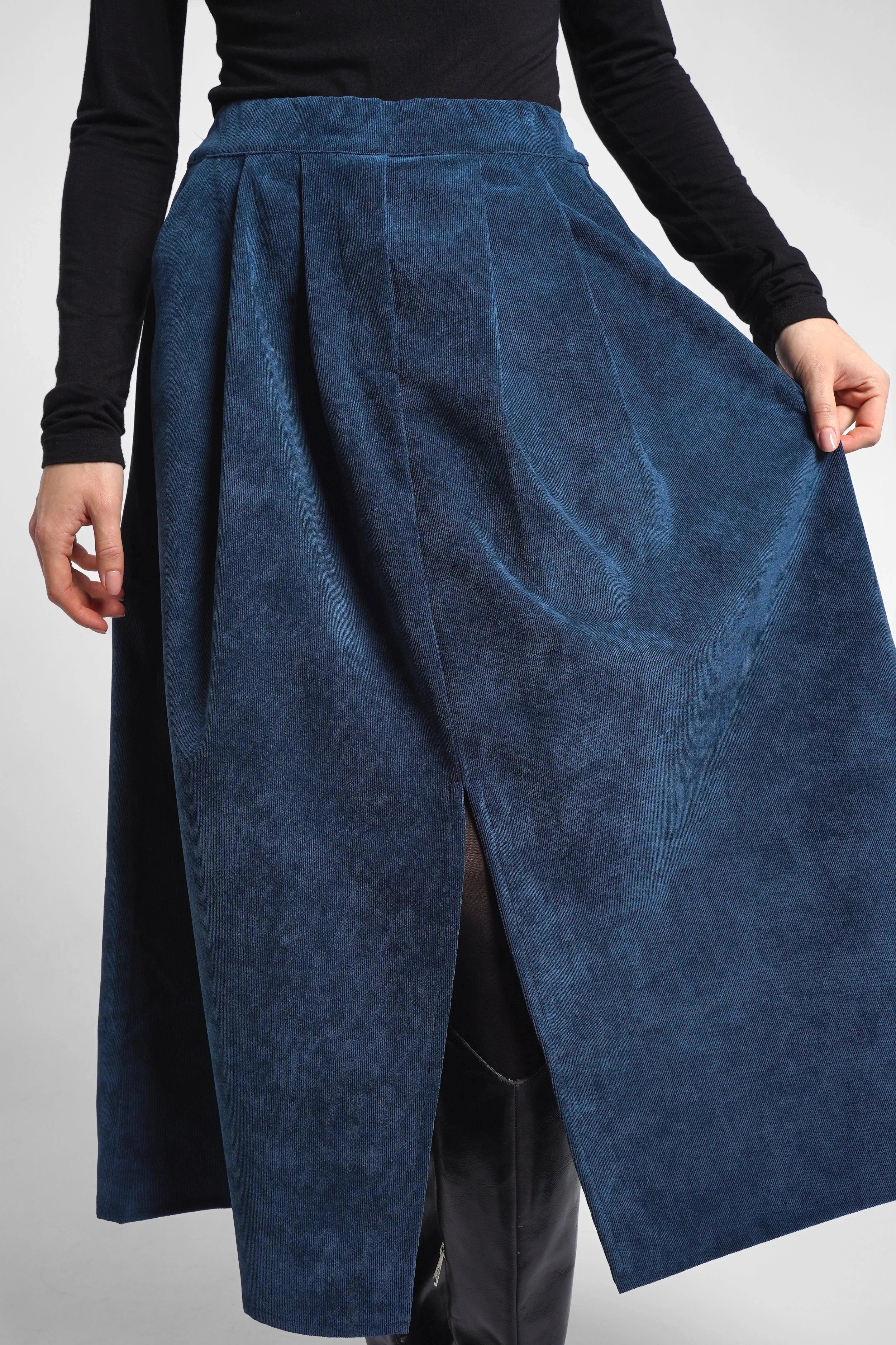 Blauer LORIN Cord-Midirock in A-Linie mit Bundfalten und Gehschlitz vorne