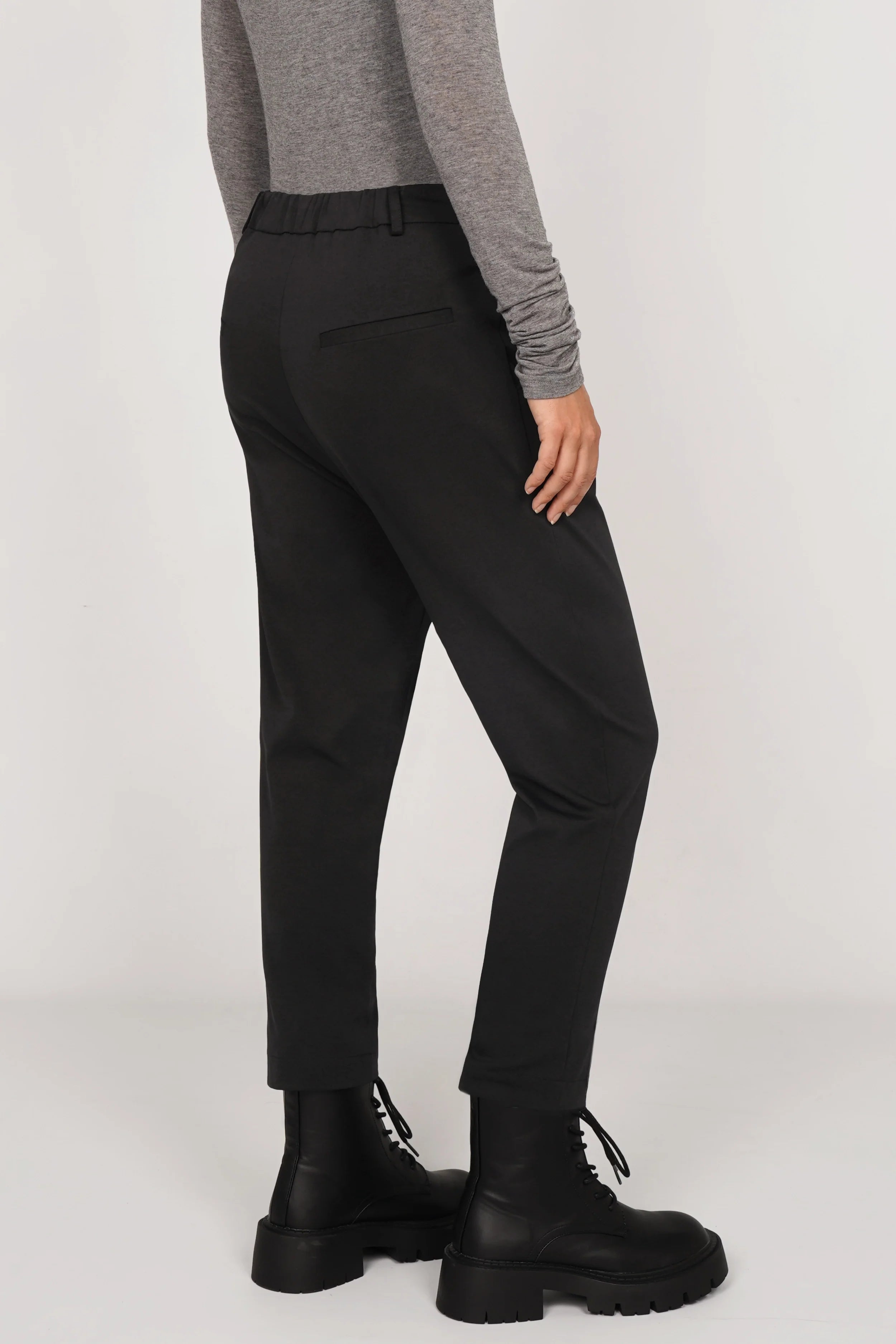 JALDI Cropped Tapered Hose in Schwarz mit elastischem Bund und schmal zulaufendem Bein, bequem und formstabil