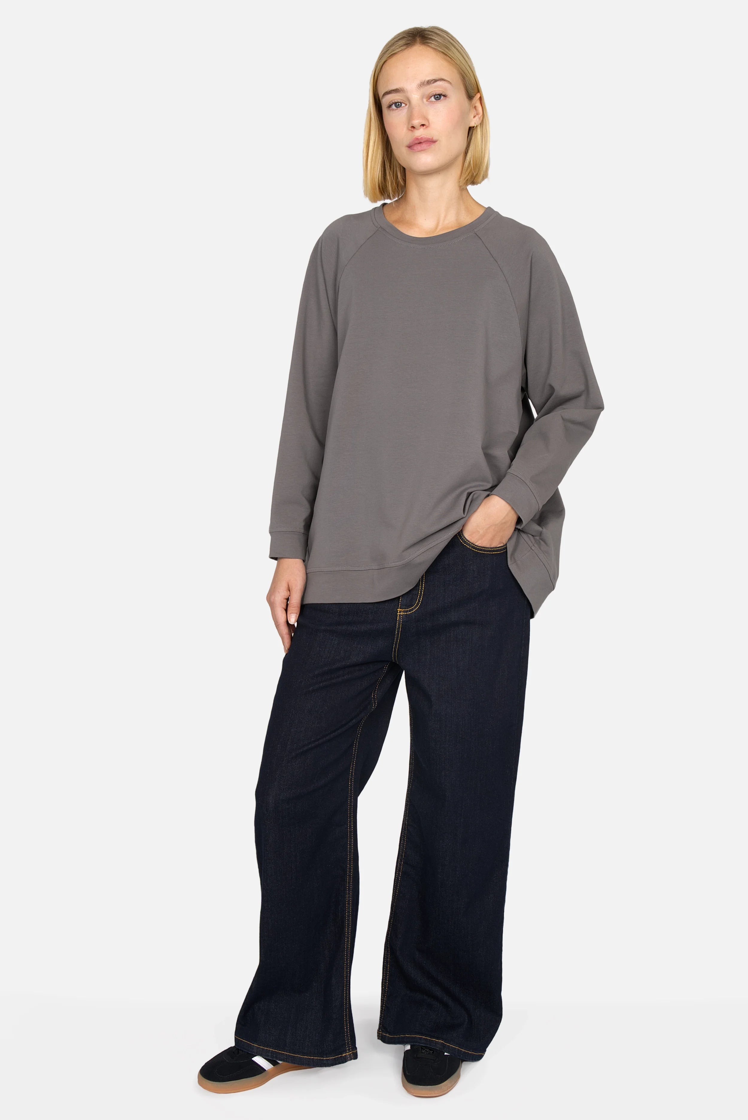 Lässiger GRACEY.K Sweater mit A-Linie, Oversize Passform und tonaler Logo-Stickerei
