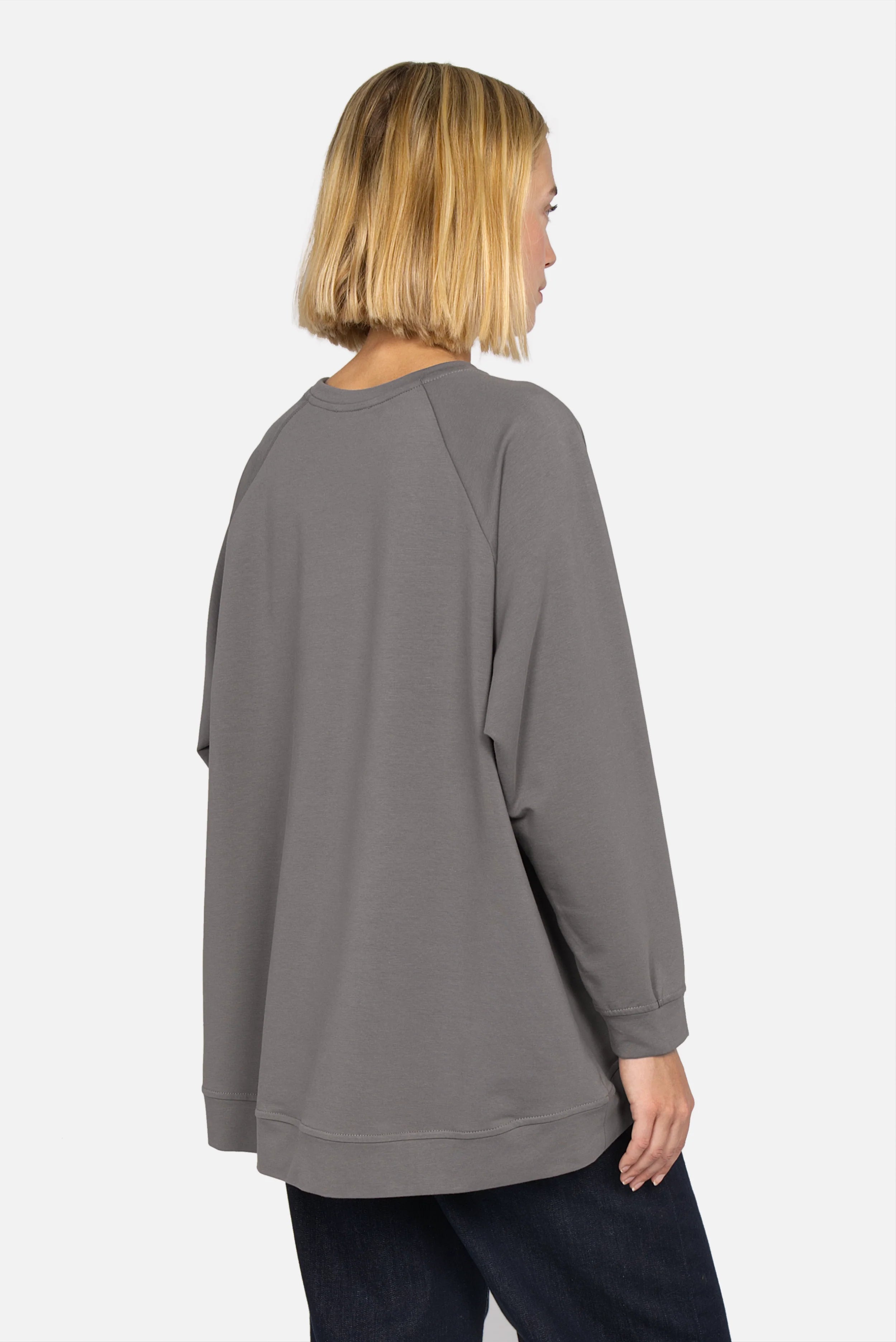 GRACEY.K Sweater lässiger Oversize Pullover mit A-Linie und tonaler Logo-Stickerei