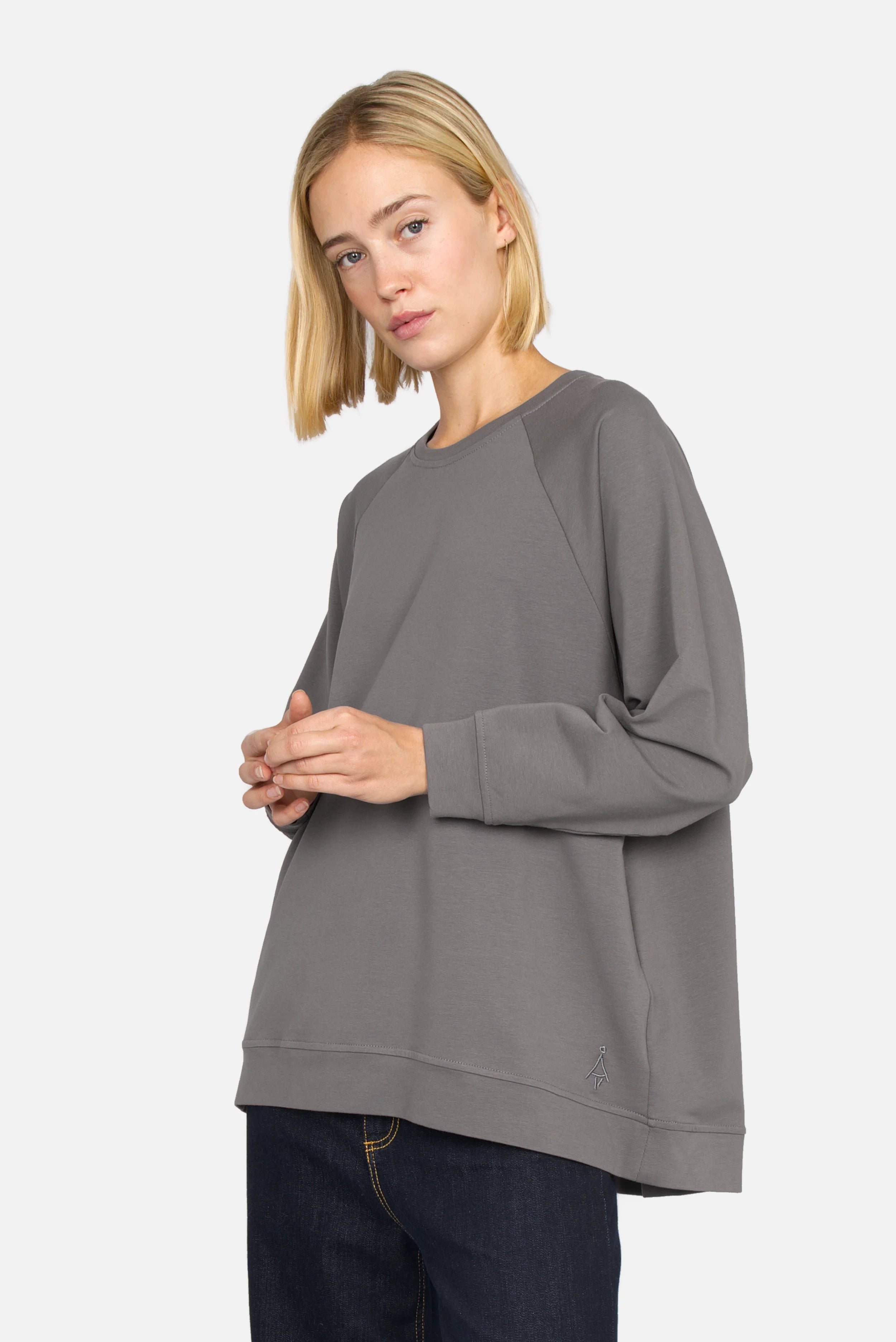 Lässiger GRACEY.K Sweater mit Oversize Passform und tonaler Logo-Stickerei