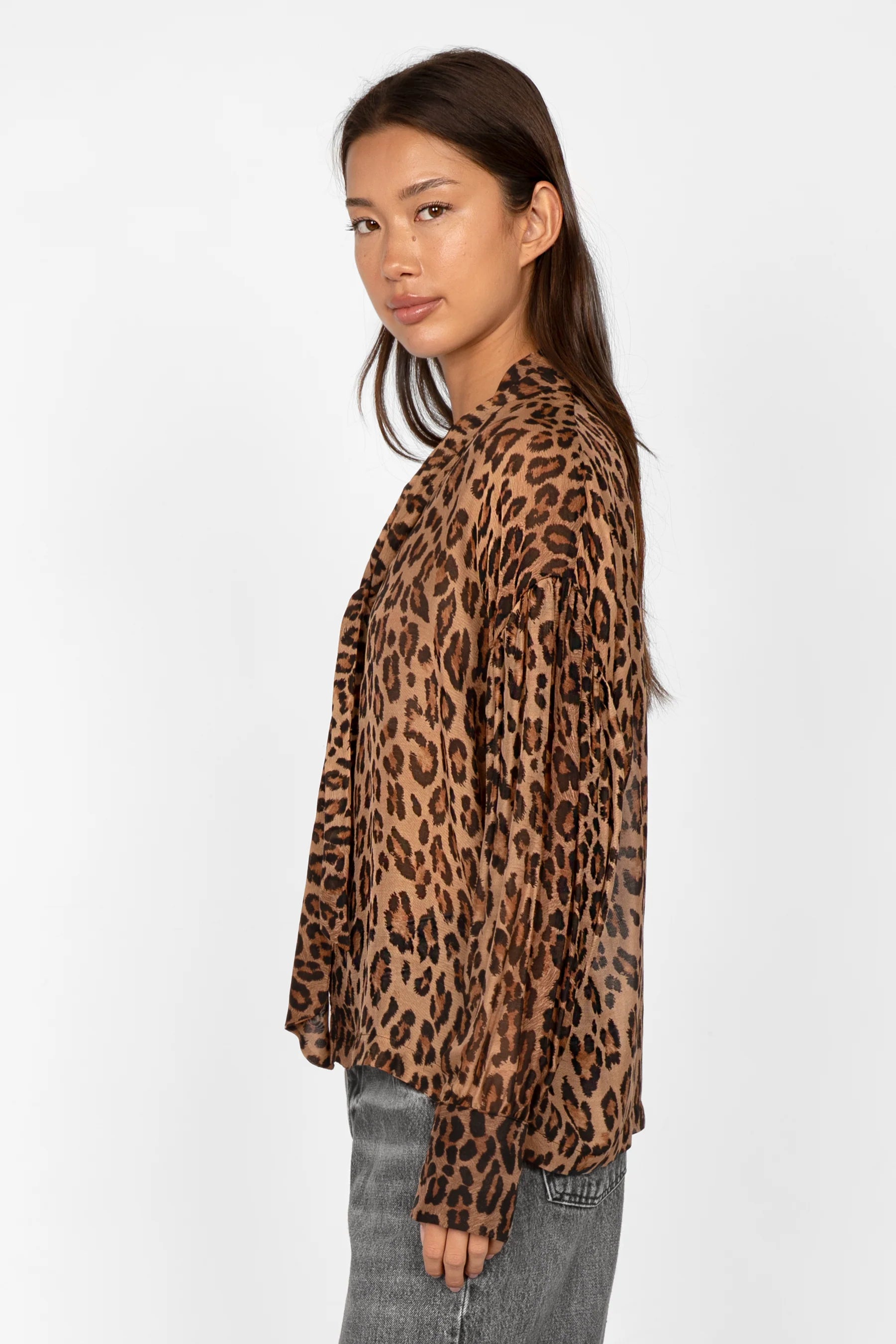 Woman wearing EDITHA Seidenbluse lightweight leopard print silk blend blouse with tie collar and puff sleeves in relaxed fit