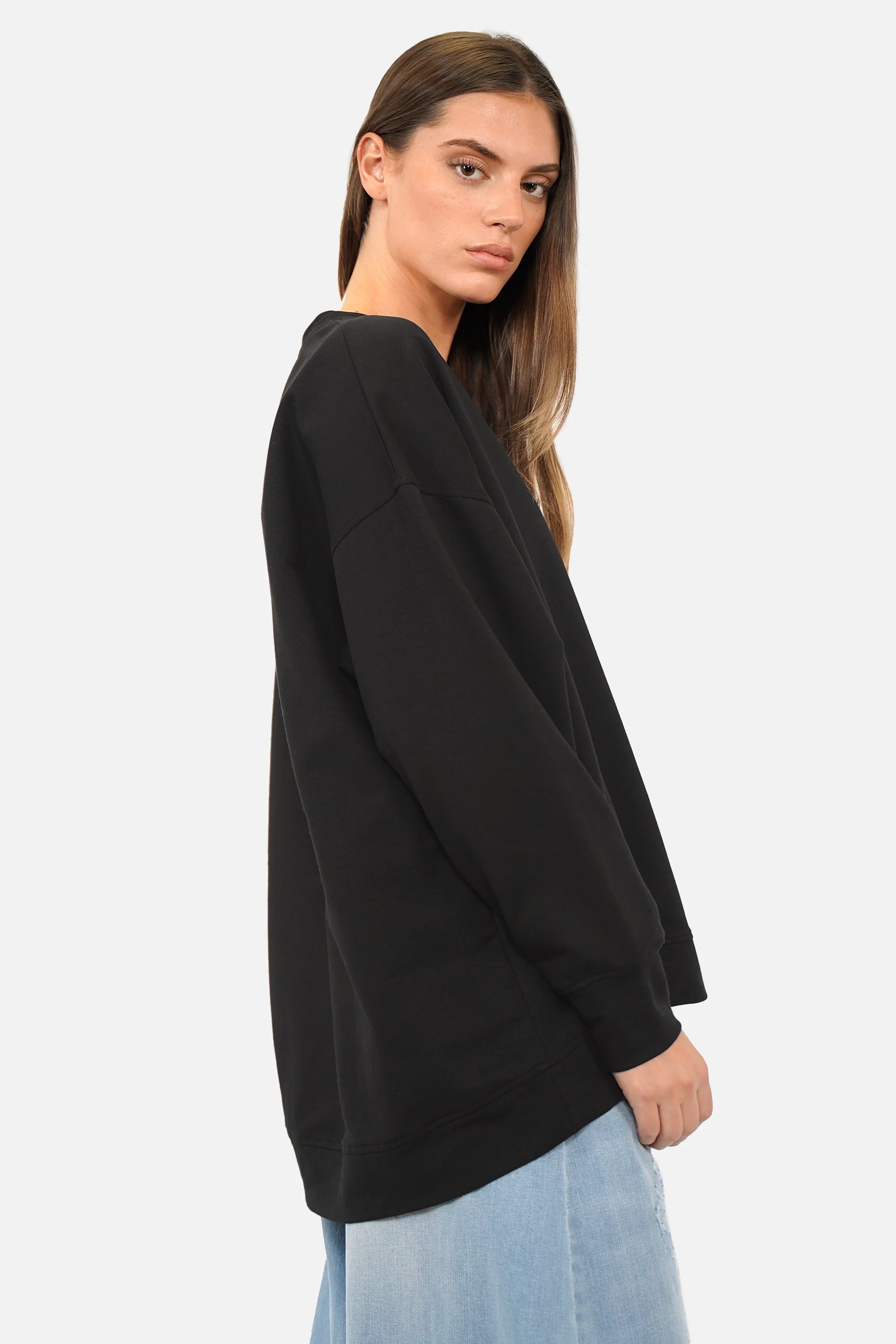 Oversize Sweater aus weichem Baumwoll-Sweat mit Rundhalsausschnitt und tonaler Logo-Stickerei.