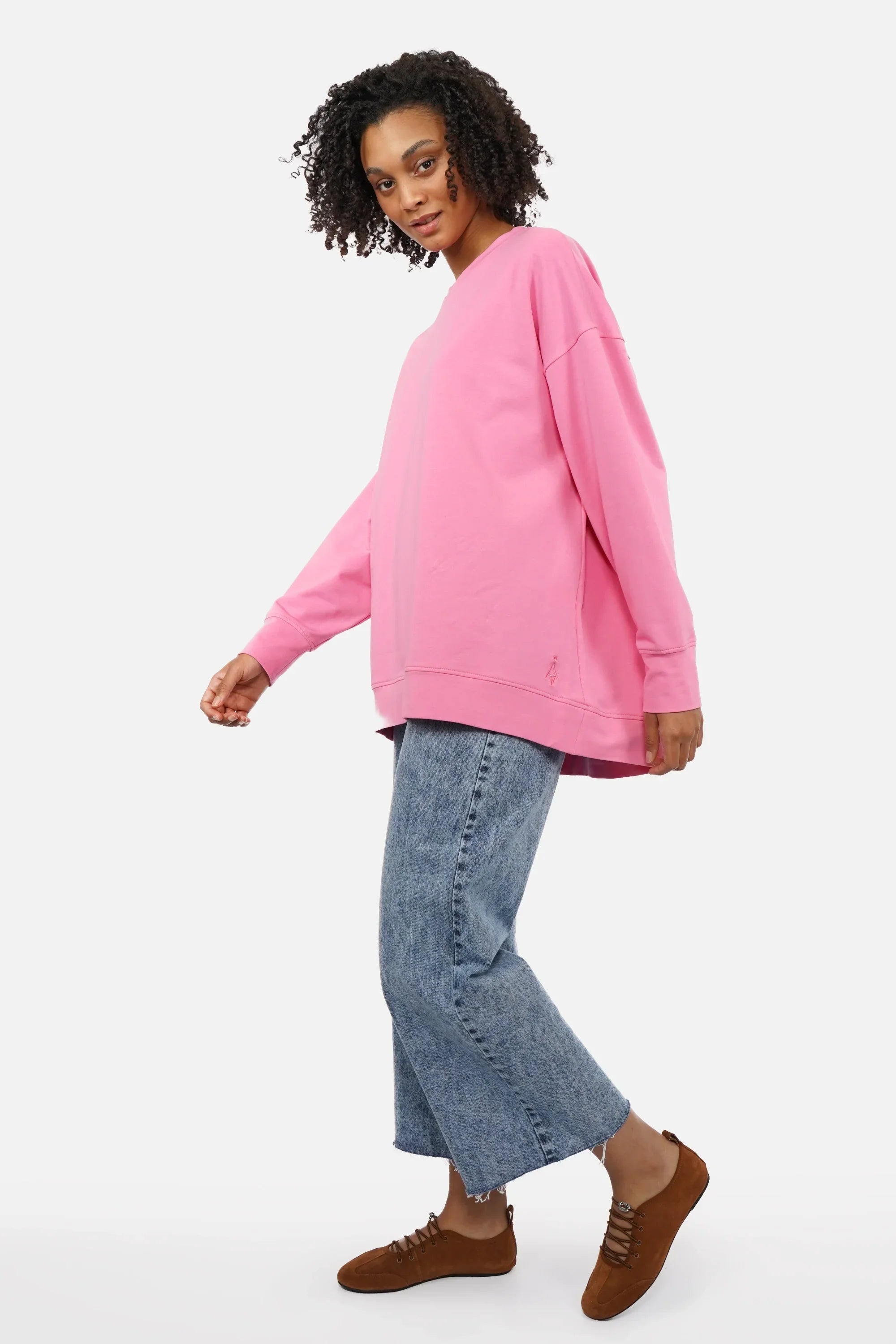 EIREL Oversize Sweater soft cotton with round neckline, dropped shoulders, ribbed cuffs, rounded hem, tonal logo embroidery, A-line silhouette, and oversized fit