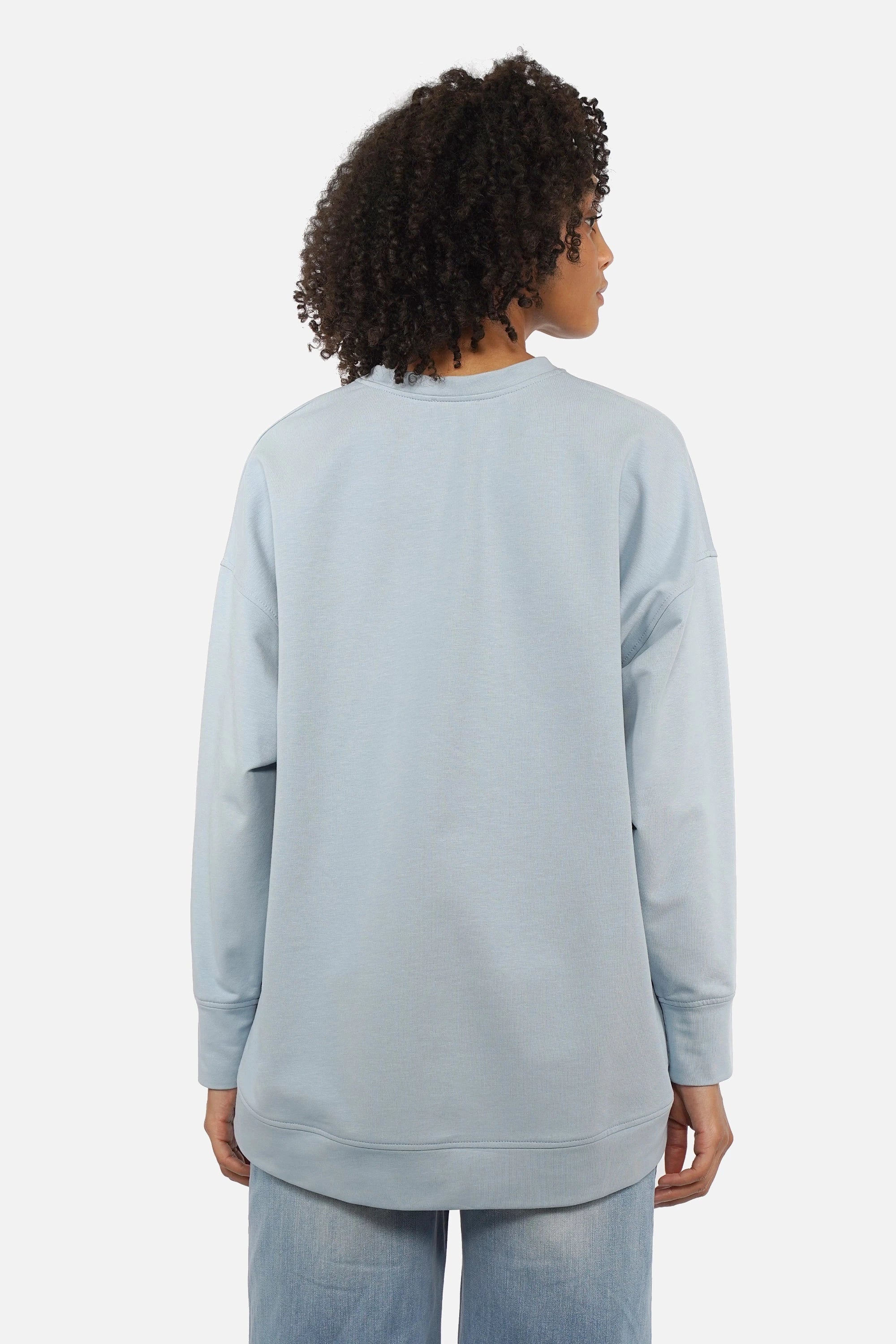 EIREL oversize sweater in soft cotton with round neckline, dropped shoulders, ribbed cuffs, rounded hem, tonal logo embroidery, A-line oversized fit.