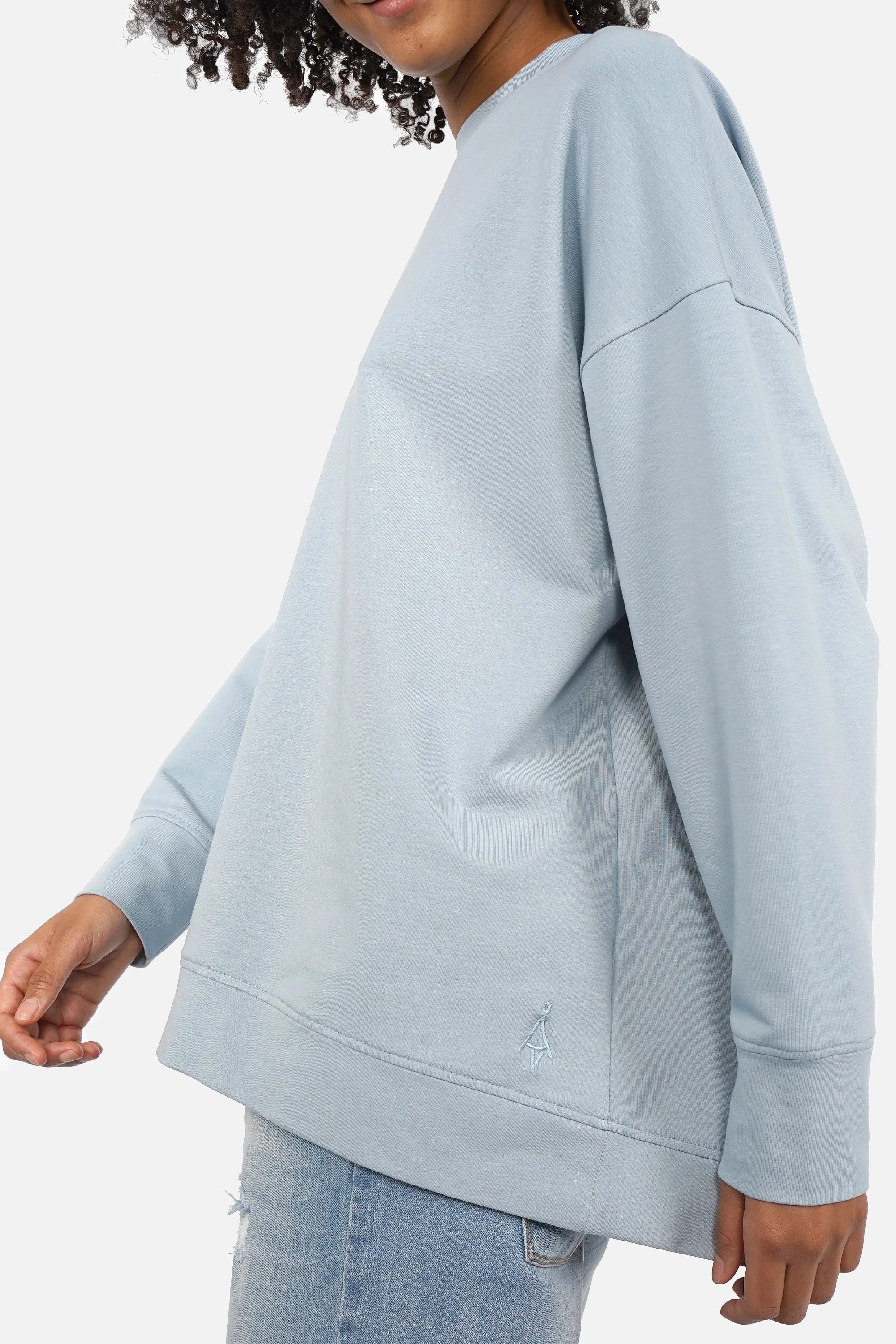 EIREL oversize sweater in soft cotton with round neckline, dropped shoulders, ribbed cuffs, rounded hem, tonal logo embroidery, A-line silhouette in size S worn by 1.75m model