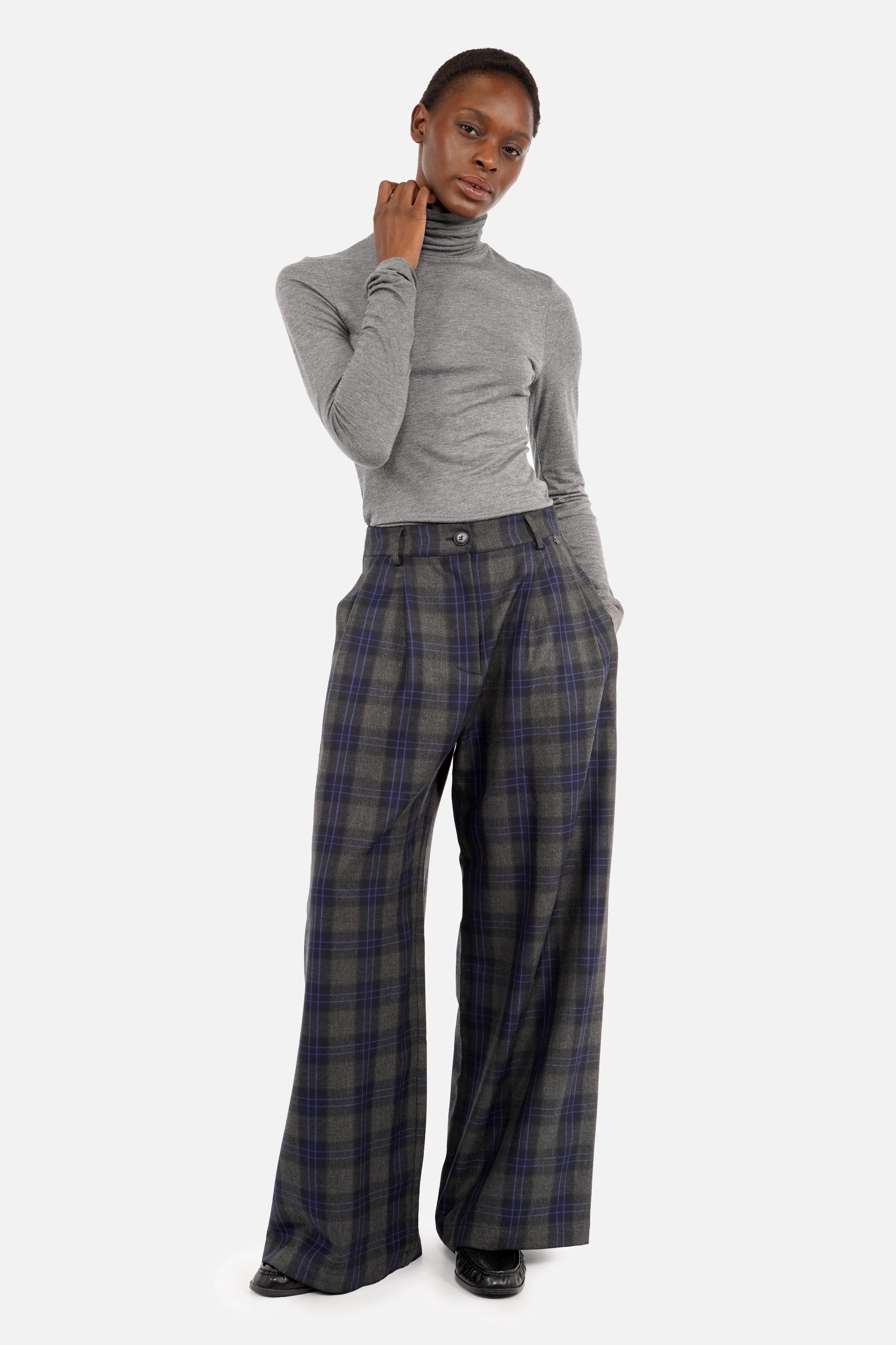 ELEE Wide Leg Hose mit markantem Karomuster und blauen Akzentlinien, hoher Bund, weicher Viskose-Stretch-Stoff, seitlichen Eingrifftaschen und weitem Bein
