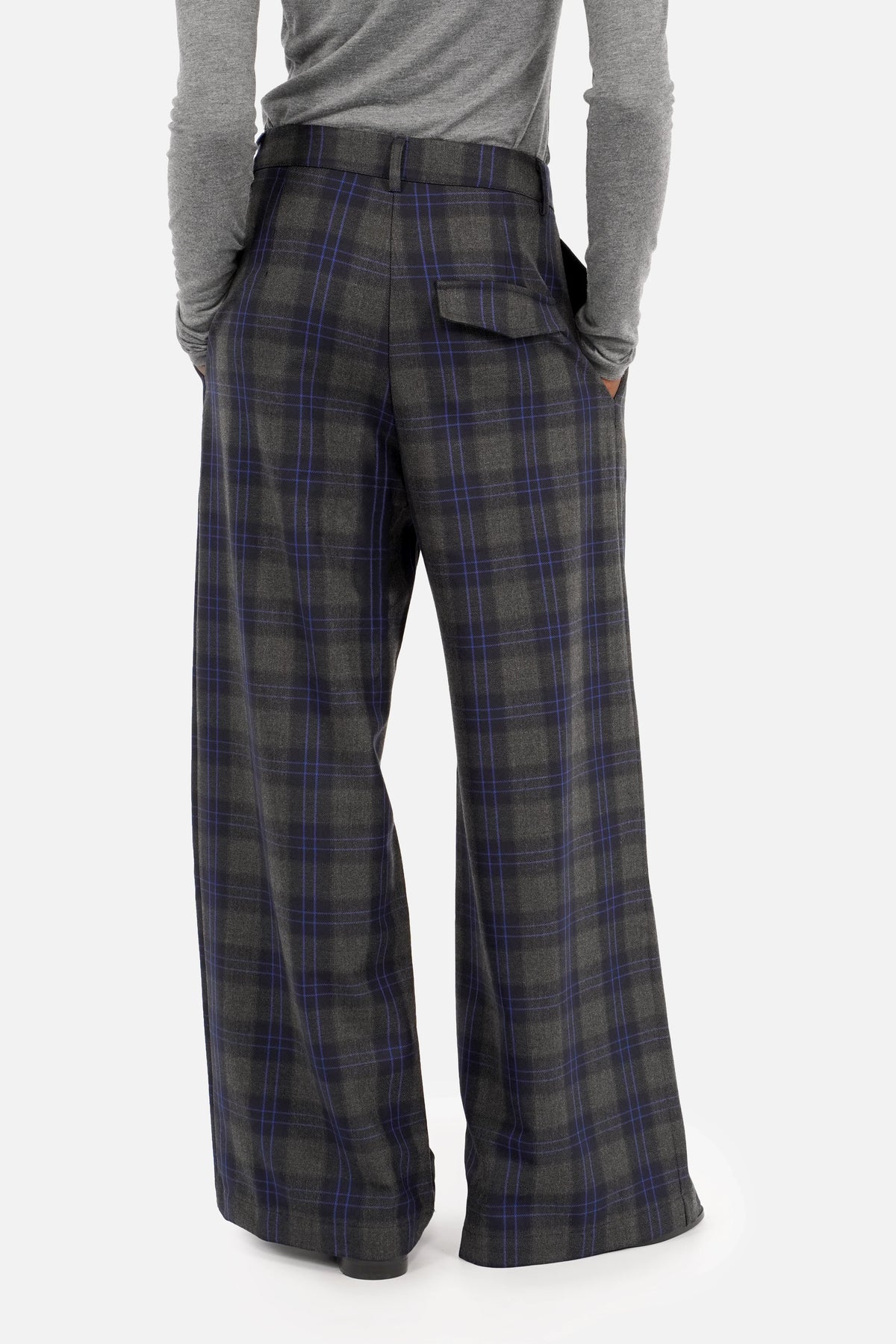 ELEE Wide Leg Hose mit markantem Karomuster und blauem Akzent, hohem Bund, weichem Viskose-Stretch-Material und weitem, geradem Bein.