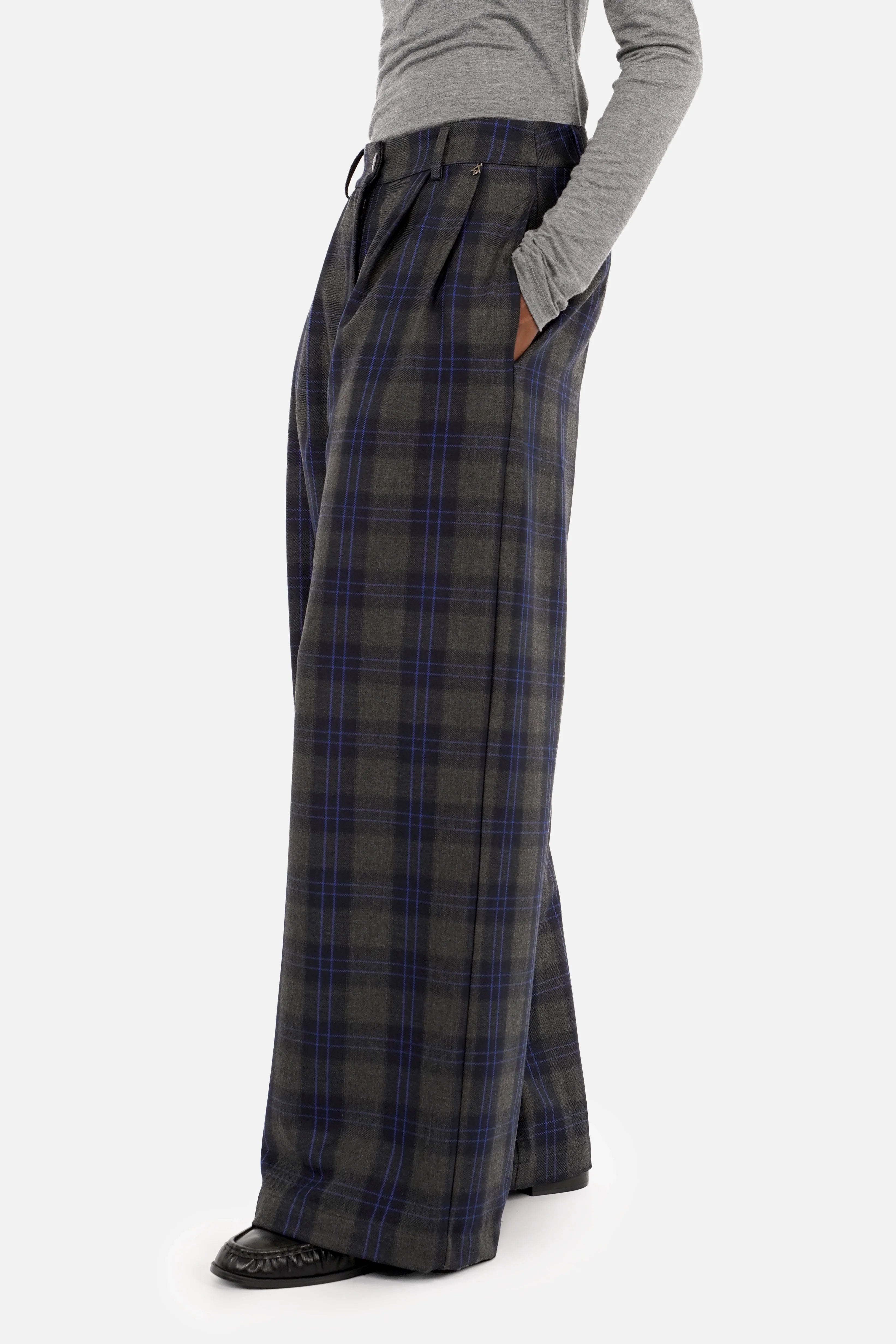 ELEE Wide Leg Hose mit markantem Karomuster und blauem Akzent, hoher Bund und seitlichen Taschen