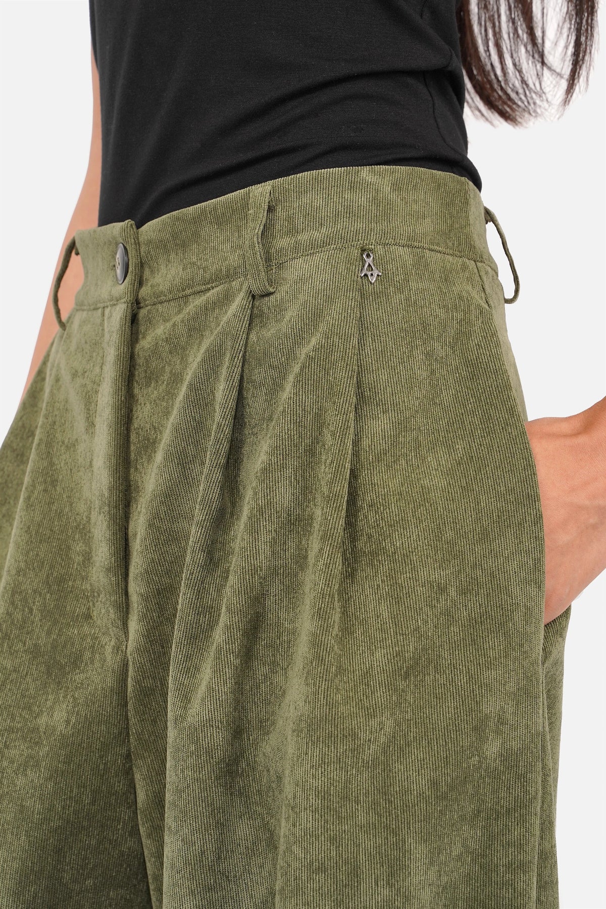 ELEE Wide Leg Cordhose aus weichem Stretch-Cord mit hohem Bund, Bundfalten und weitem Bein