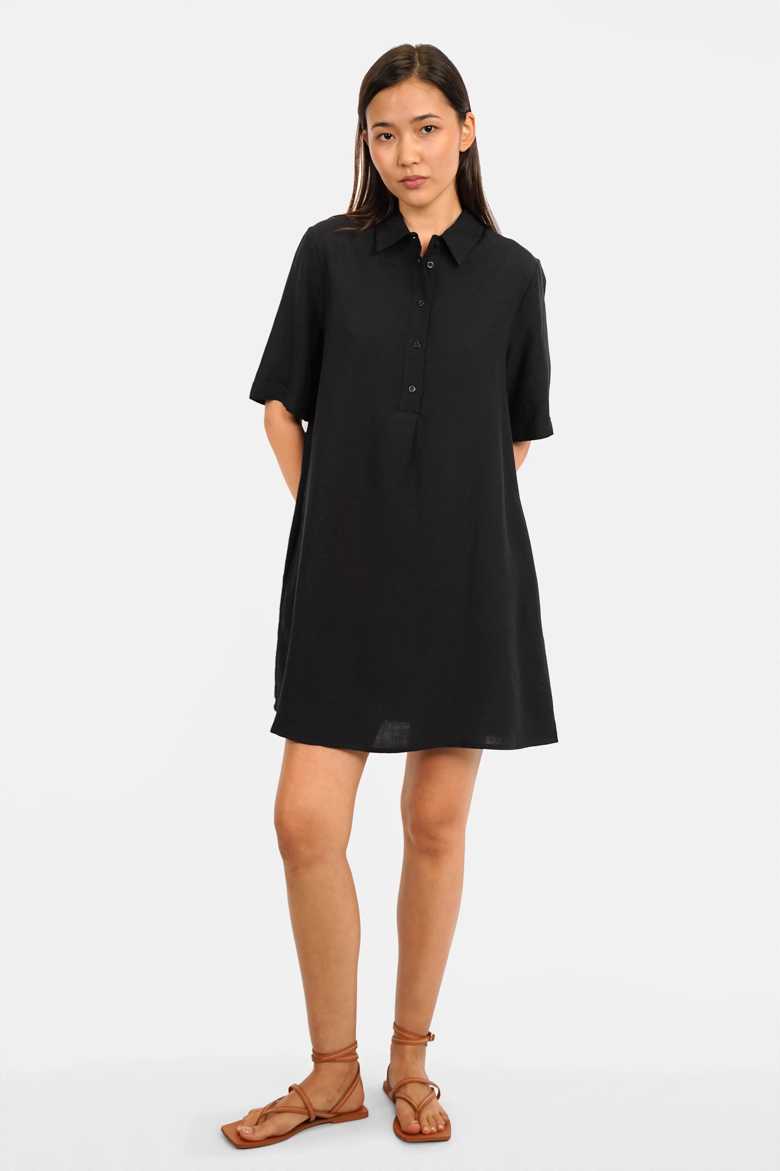 Frau trägt ELINI Leinen Polokleid mit Hemdkragen und halblanger Knopfleiste in Relaxed Fit