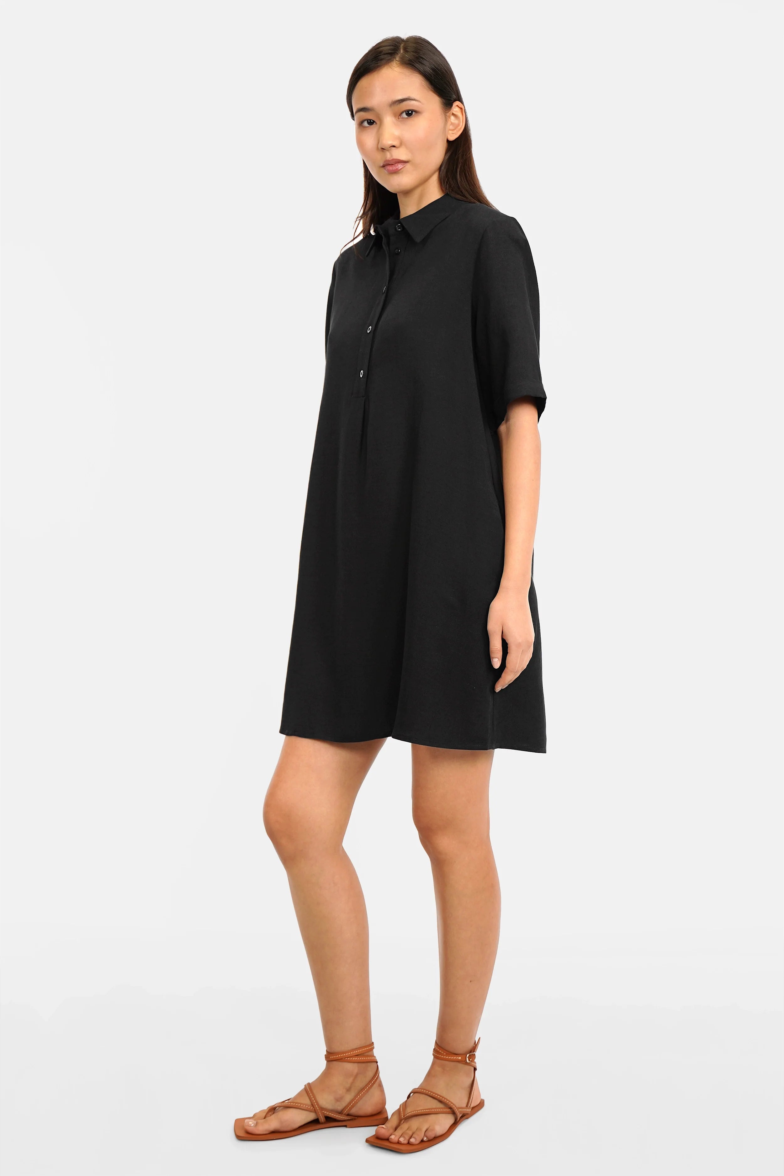 Frau trägt ELINI Leinen Polokleid mit Hemdkragen und halblanger Knopfleiste in Relaxed Fit