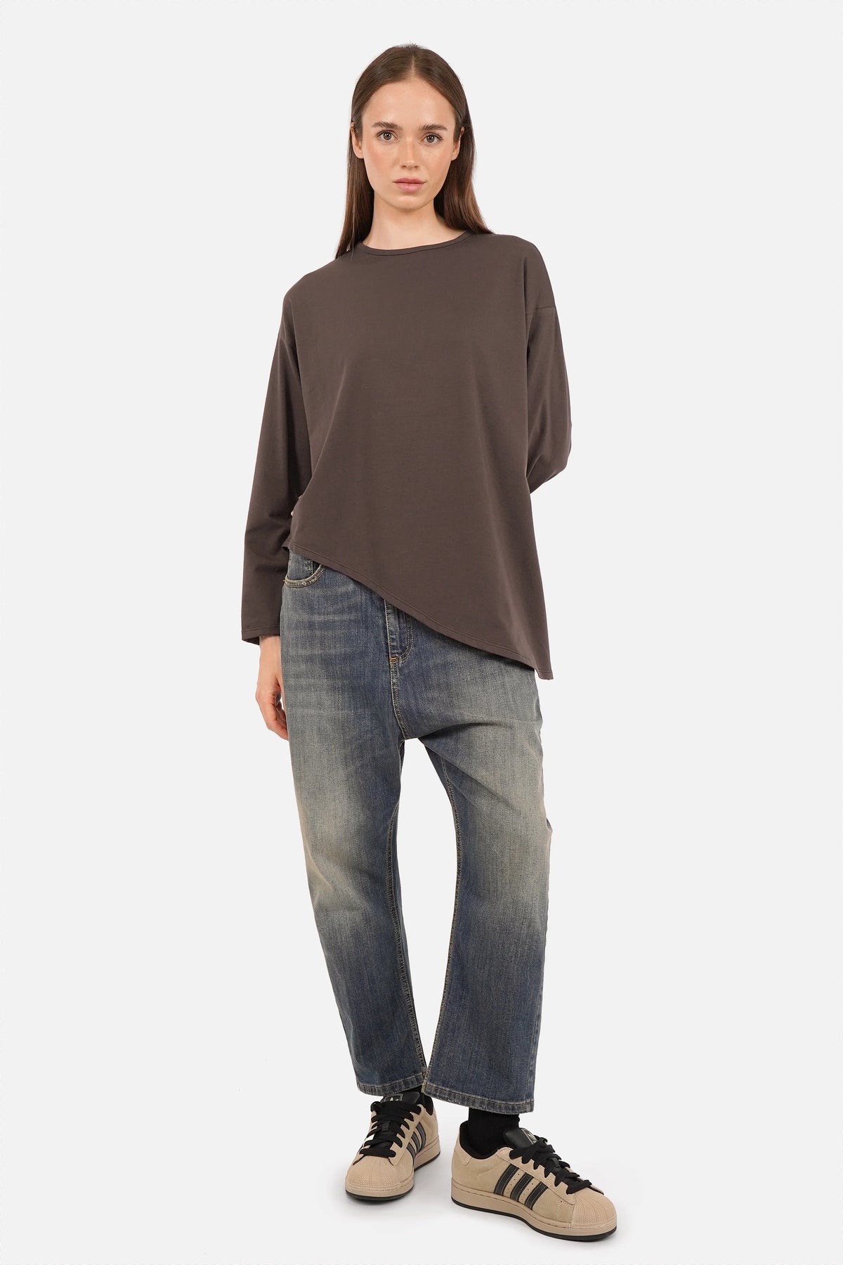 ELIORI asymmetrisches Jerseyshirt mit diagonalem Saum und weichem Baumwolljersey