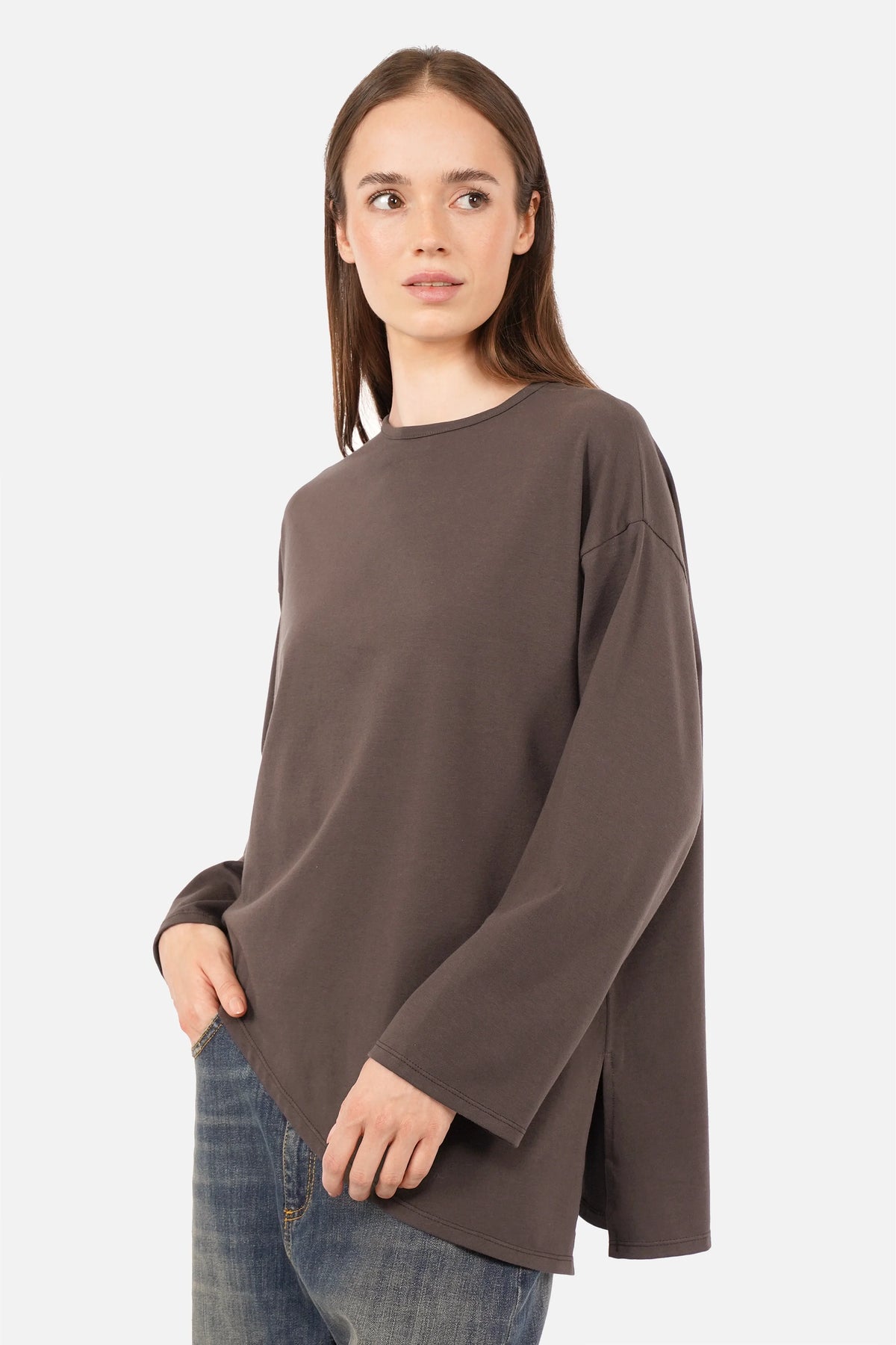 ELIORI asymmetrisches Jerseyshirt mit diagonalem Saum und Rundhalsausschnitt aus weichem Baumwolljersey