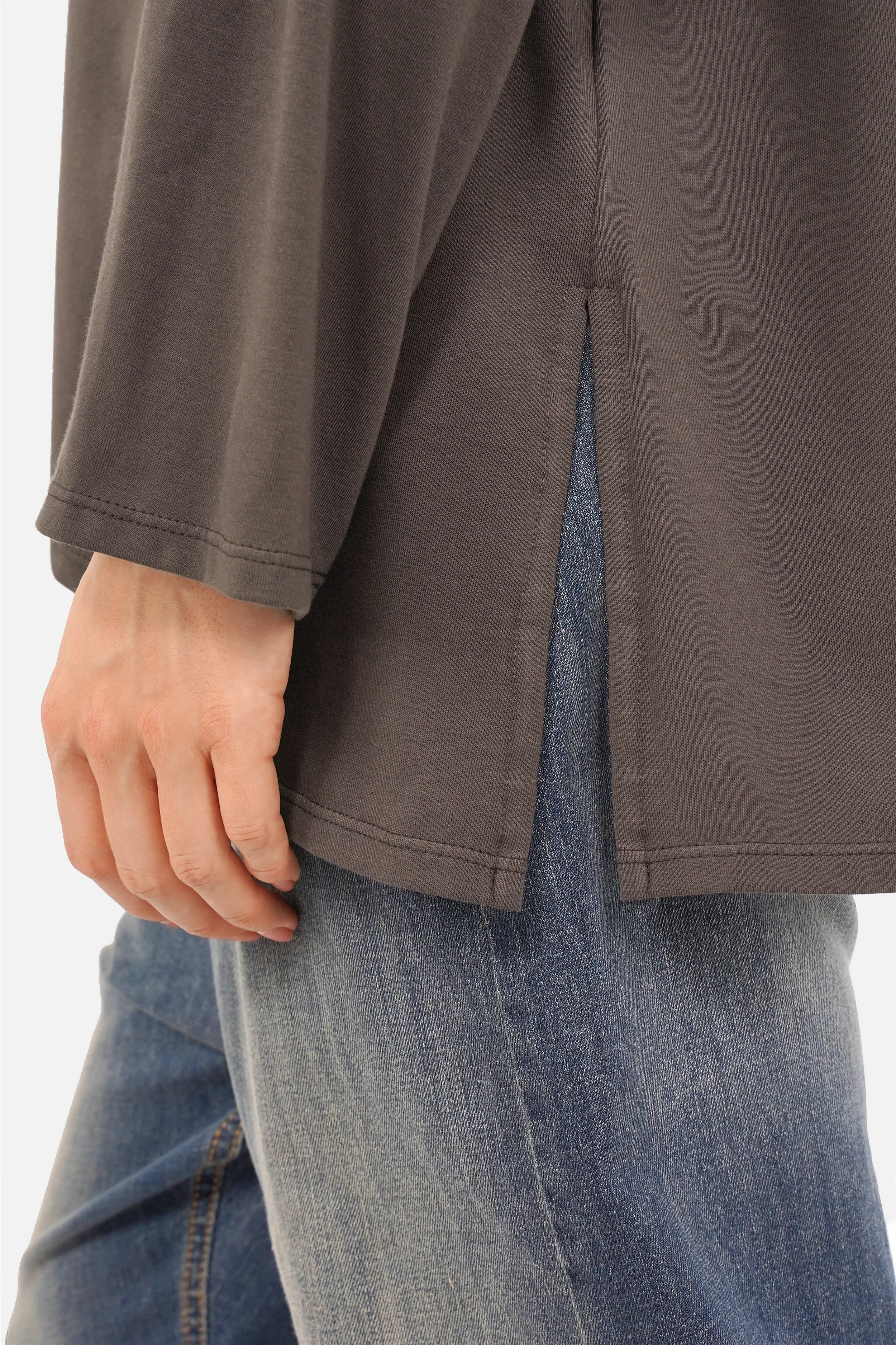 ELIORI asymmetrisches Jerseyshirt mit diagonalem Saum und Rundhalsausschnitt aus weichem Baumwolljersey