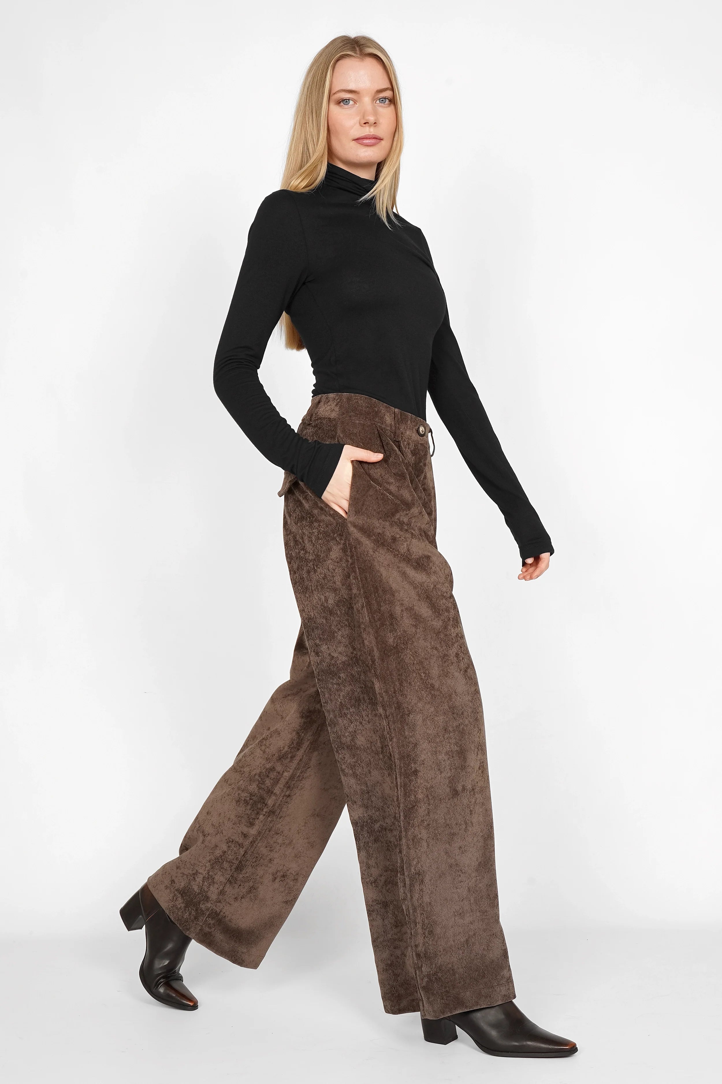 Frau trägt braune ELEE Wide Leg Cordhose mit High Waist und Seitentaschen