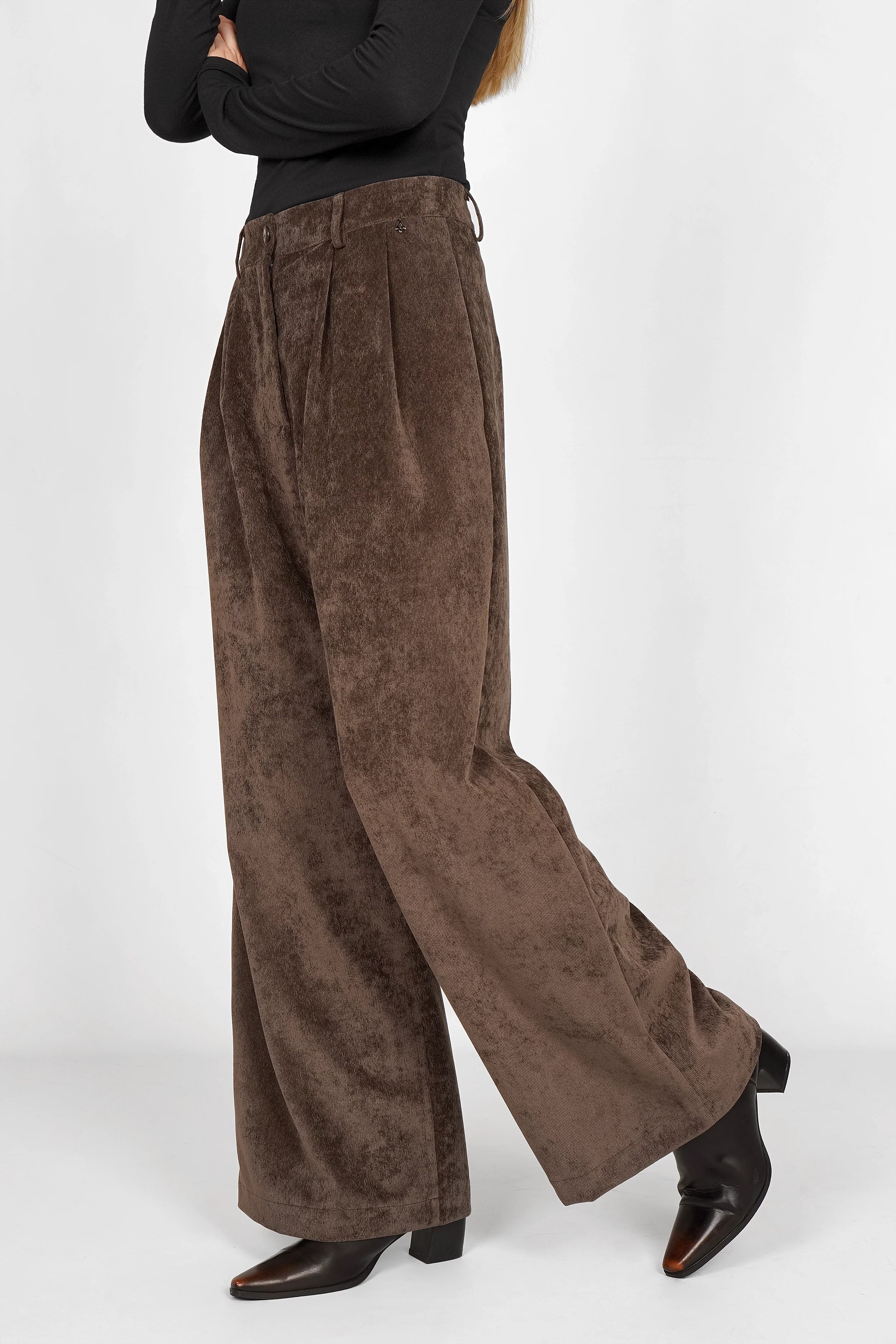 ELEE Wide Leg Cordhose in soft brown high-waist corduroy with wide legs and front pockets