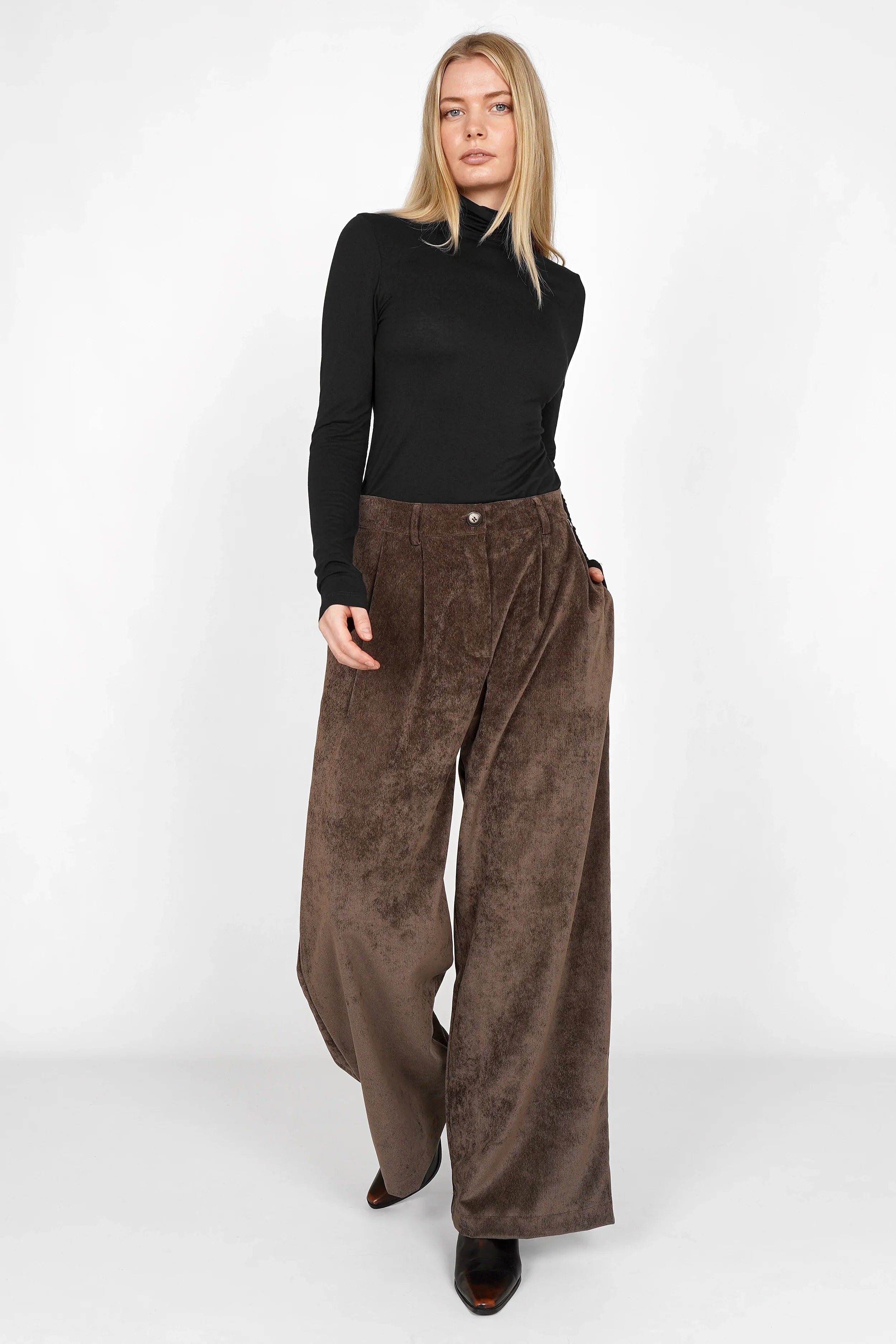 Woman wearing ELEE Wide Leg Cordhose in soft brown corduroy with high waist and pockets.
