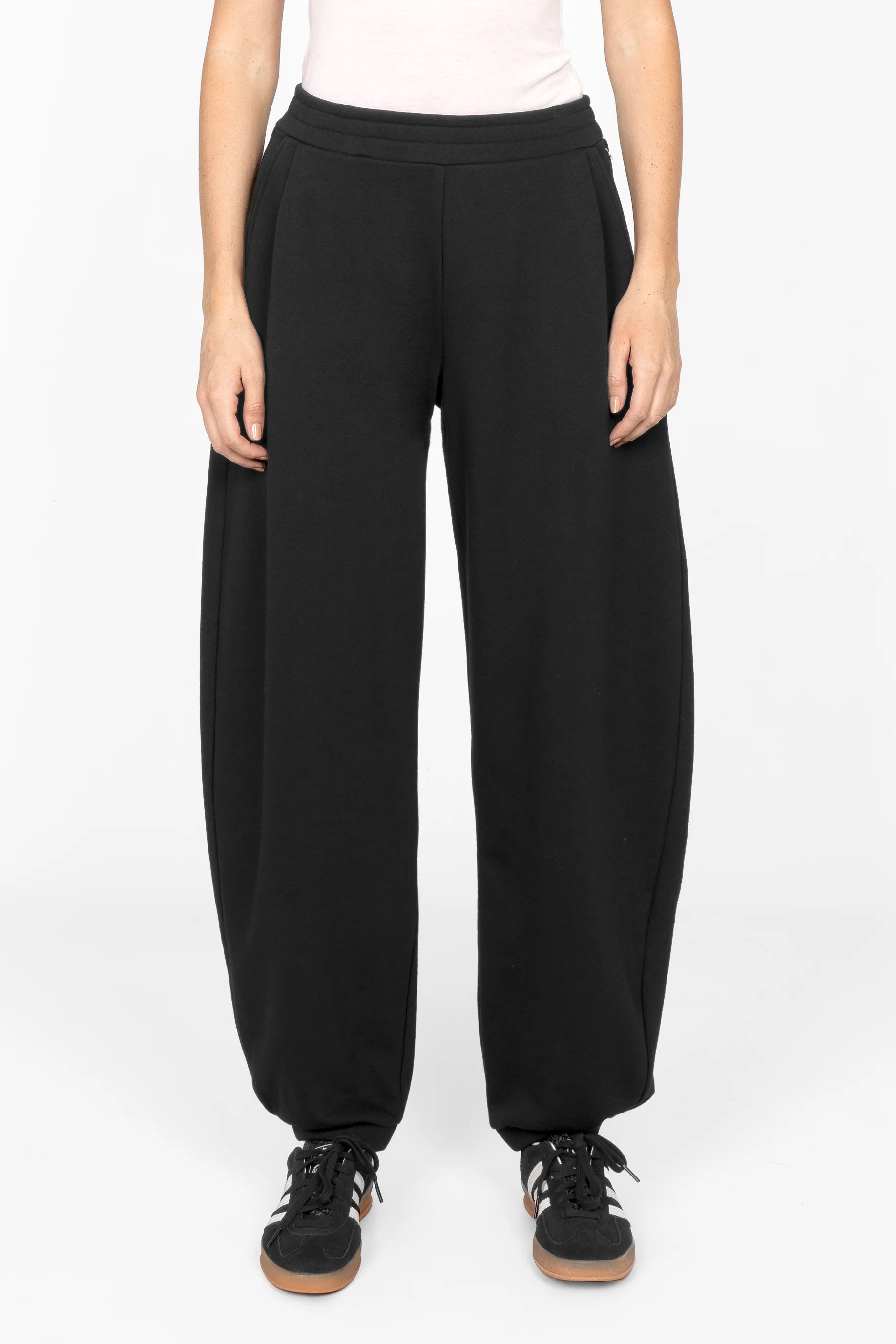 Black ELVEA O-Shape relaxed fit sweathose with elastic waistband and side pockets