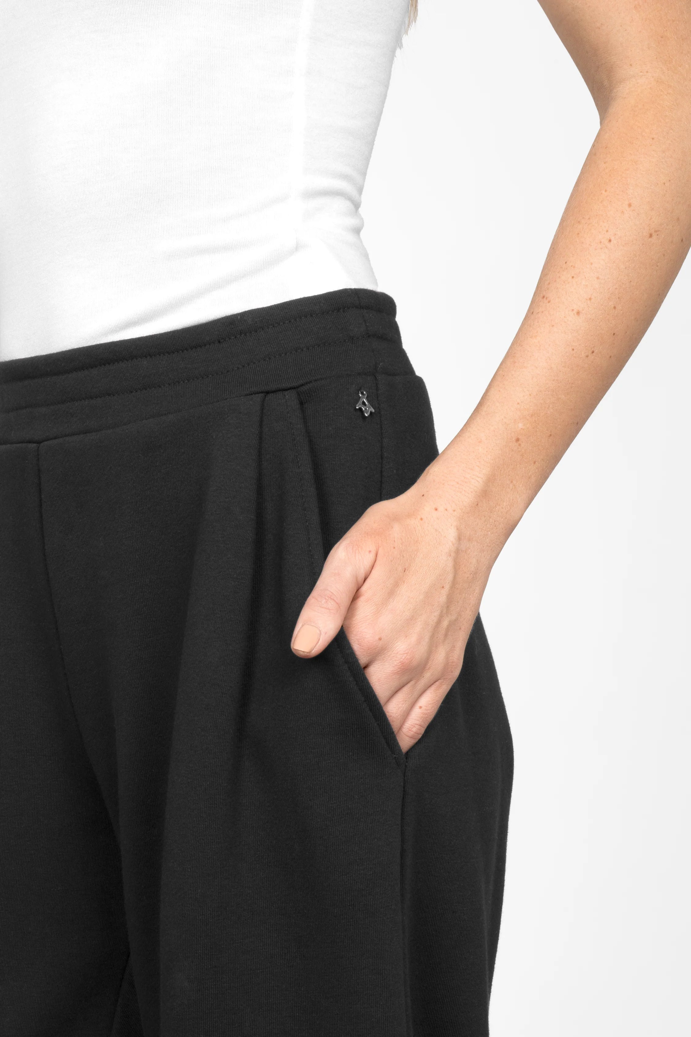 ELVEA O-Shape black sweatpants with elastic waistband and side pockets in relaxed fit