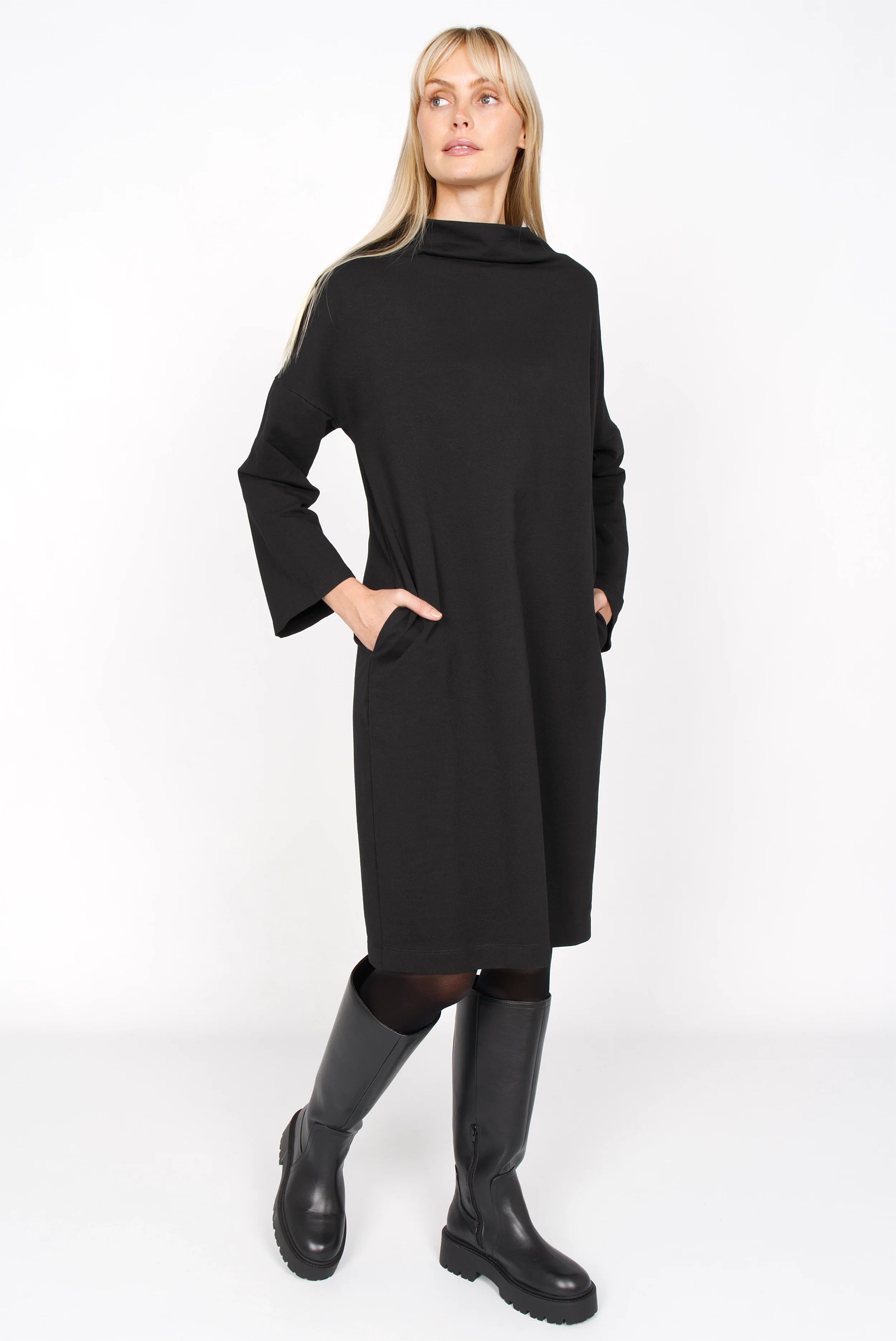 Schwarzes Sweatkleid mit Hochkragen, überschnittenen Schultern und trapezförmigen Ärmeln, locker geschnitten mit Seitentaschen