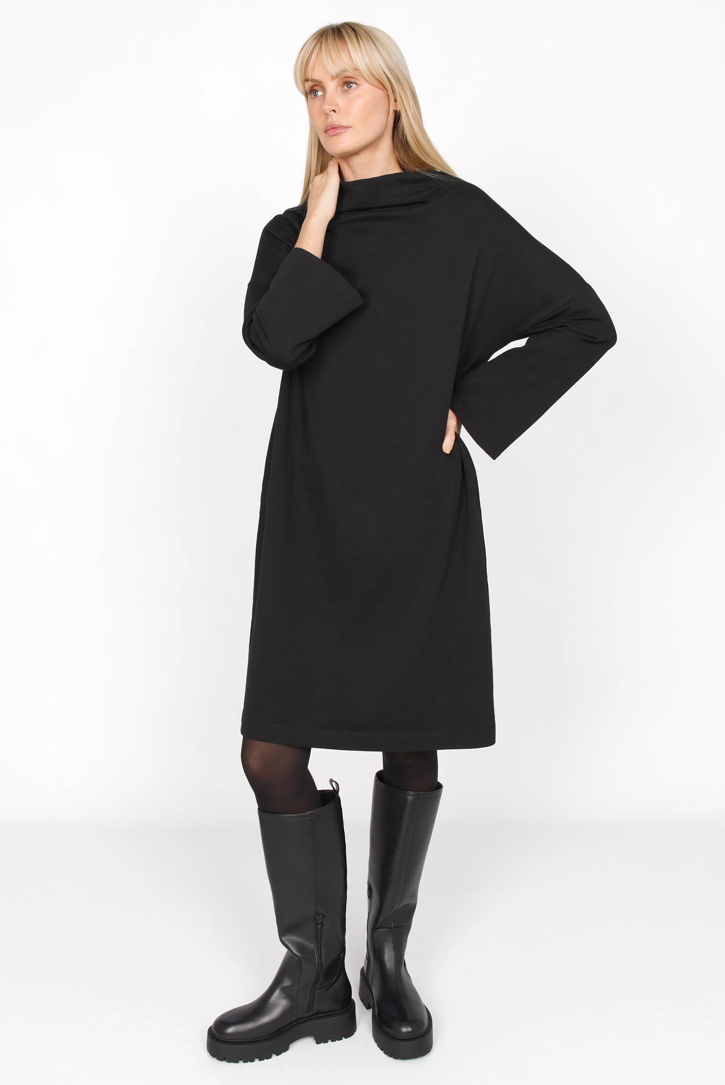 Schwarzes ELYA Sweatkleid mit Hochkragen, locker geschnitten, überschnittene Schultern, trapezförmige Ärmel, seitliche Taschen, Relaxed Fit, knielang