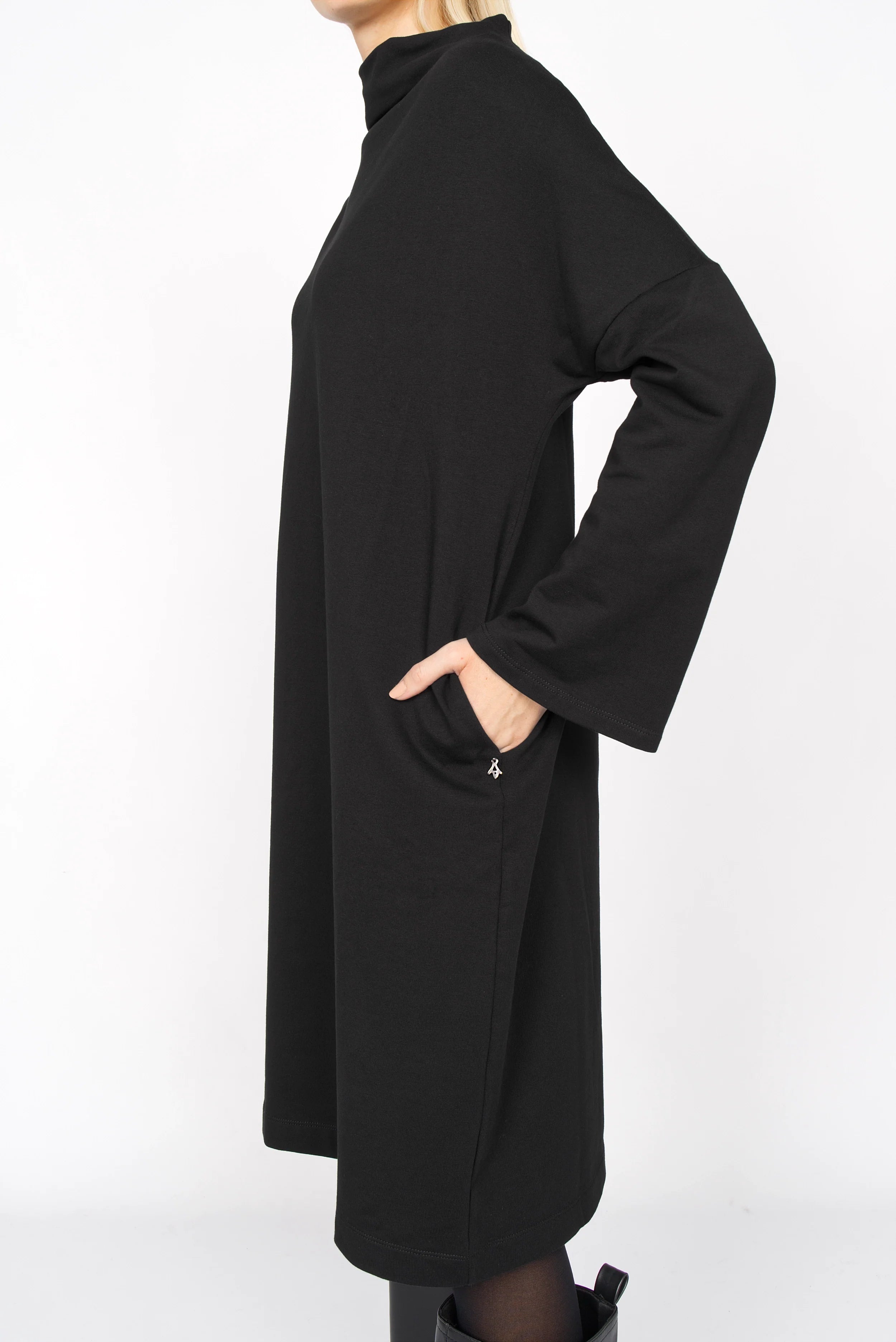 Schwarzes Sweatkleid mit Hochkragen, überschnittenen Schultern und seitlichen Taschen