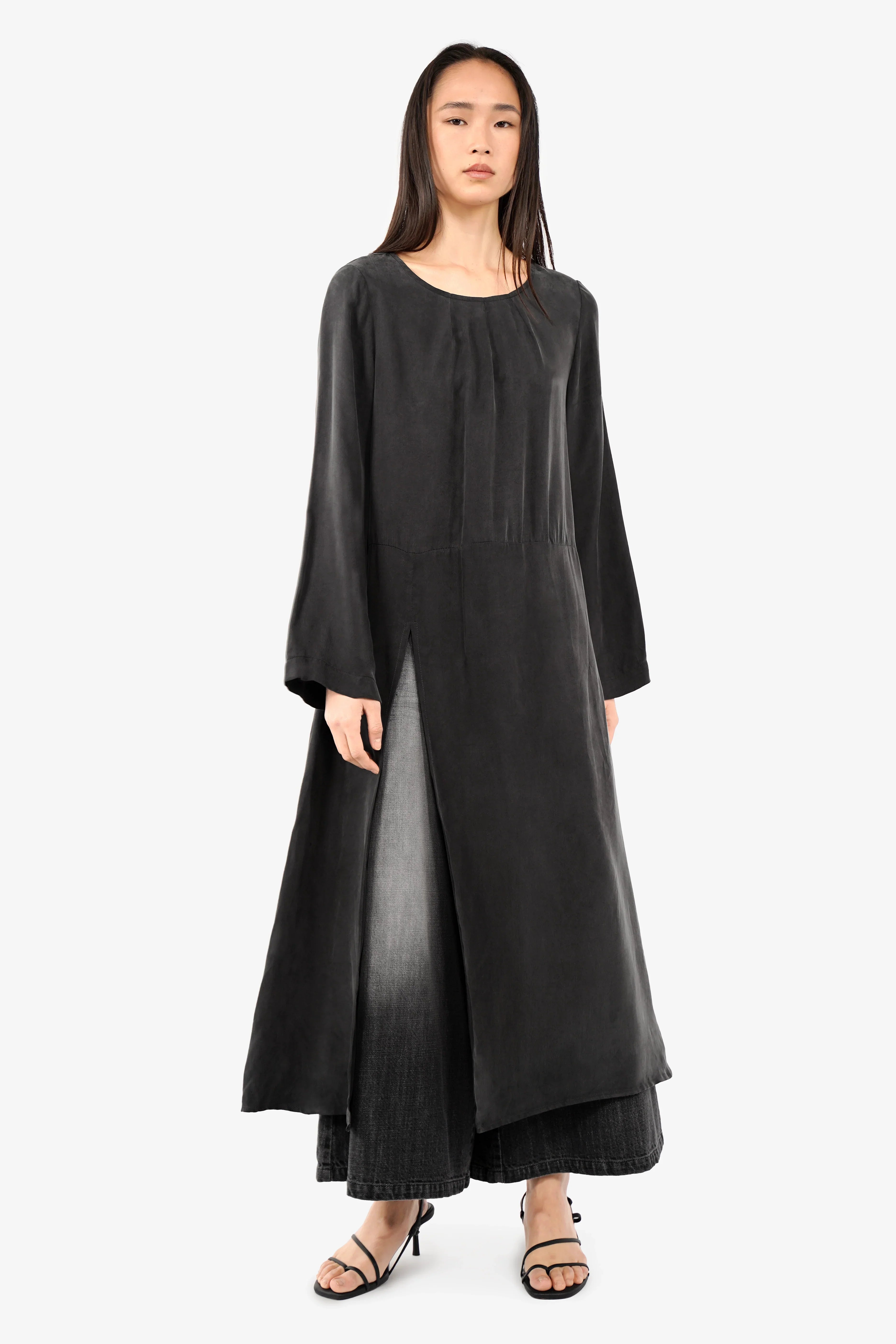 Lang geschnittene Long-Bluse aus fließendem Baumwoll-Viskose-Mix mit Rundhalsausschnitt und seitlichem Frontschlitz