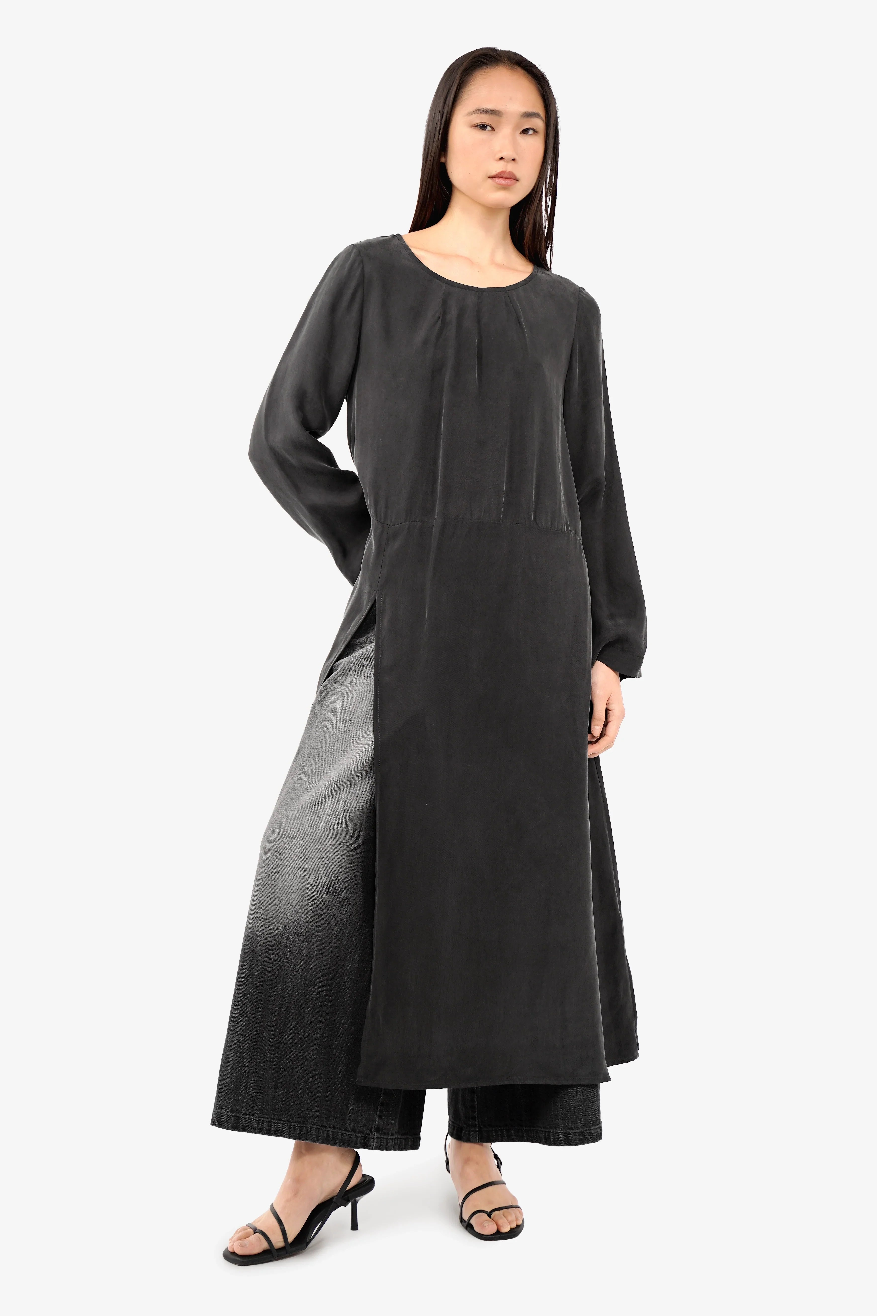 Damen Long-Bluse aus Baumwoll-Viskose-Mix mit fließender Struktur, Rundhalsausschnitt und seitlichem Frontschlitz