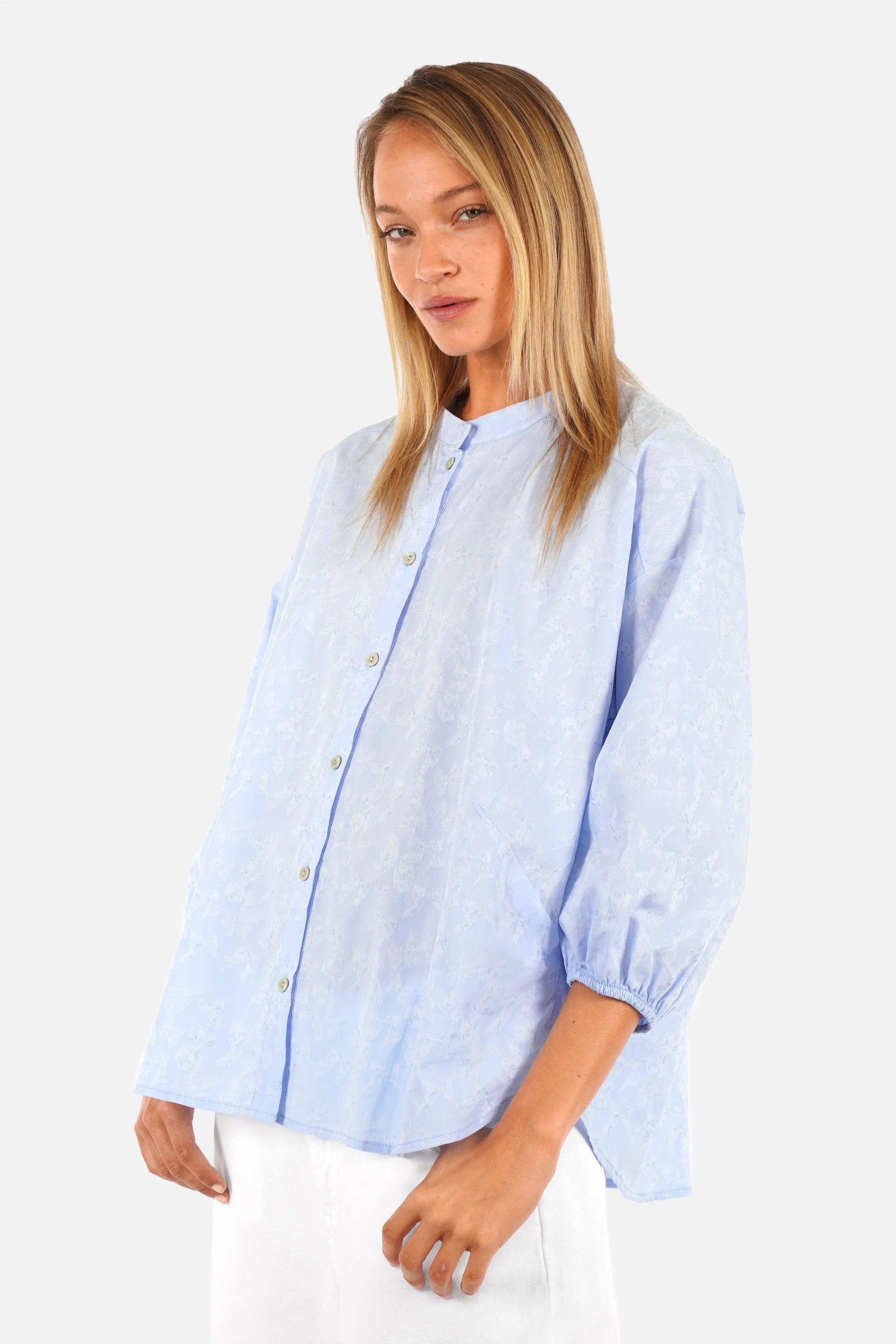 Baumwoll-Jacquard Bluse mit Stehkragen, überschnittenen Schultern und dreiviertel Ärmeln mit Gummibund in lockerem Schnitt