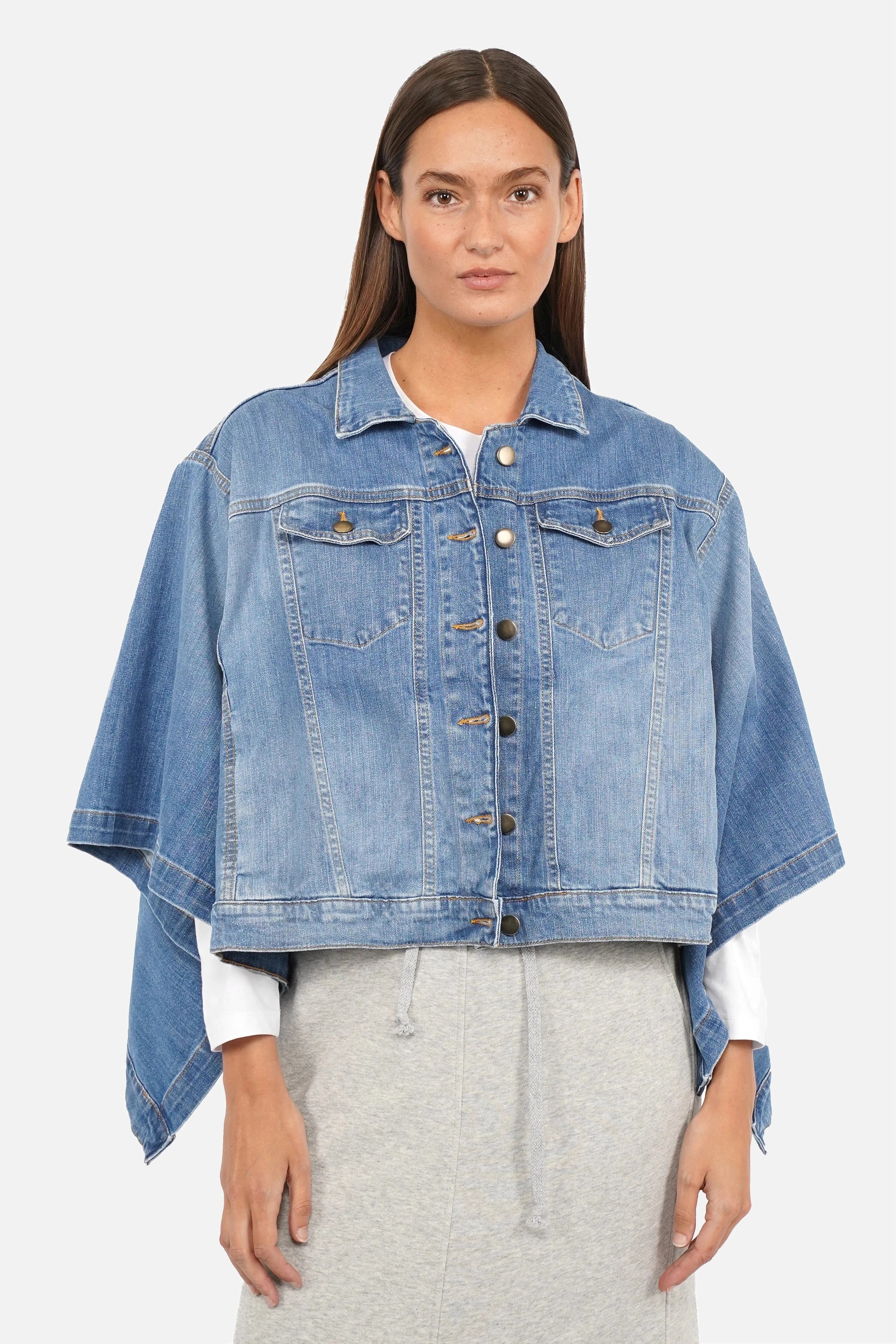 FIBI Denim Cape aus weichem italienischem Denim mit Used-Waschung, klassischem Kragen und Knopfleiste