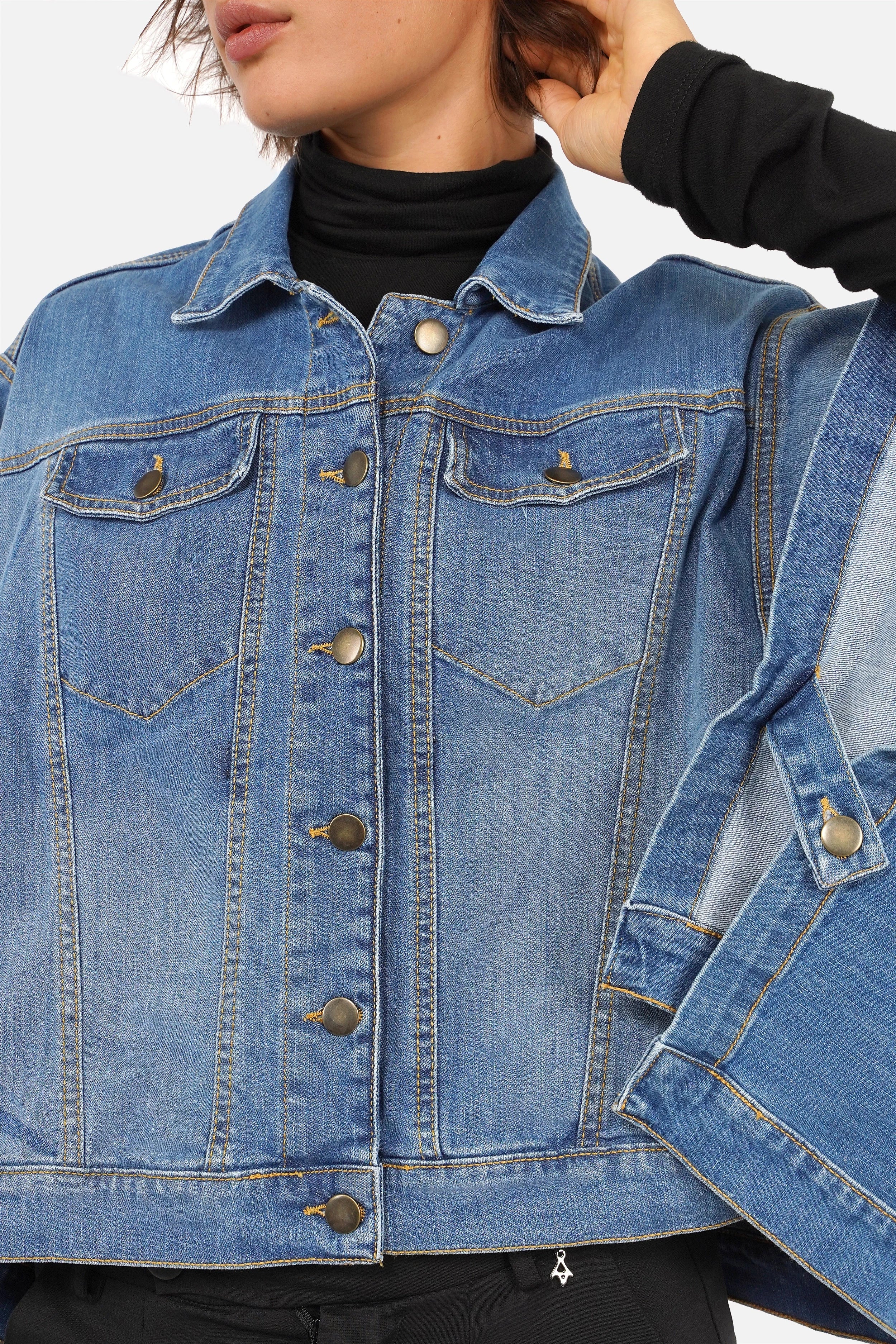 FIBI Denim Cape aus weichem italienischem Denim mit Used-Waschung, klassischem Kragen und Knopfleiste