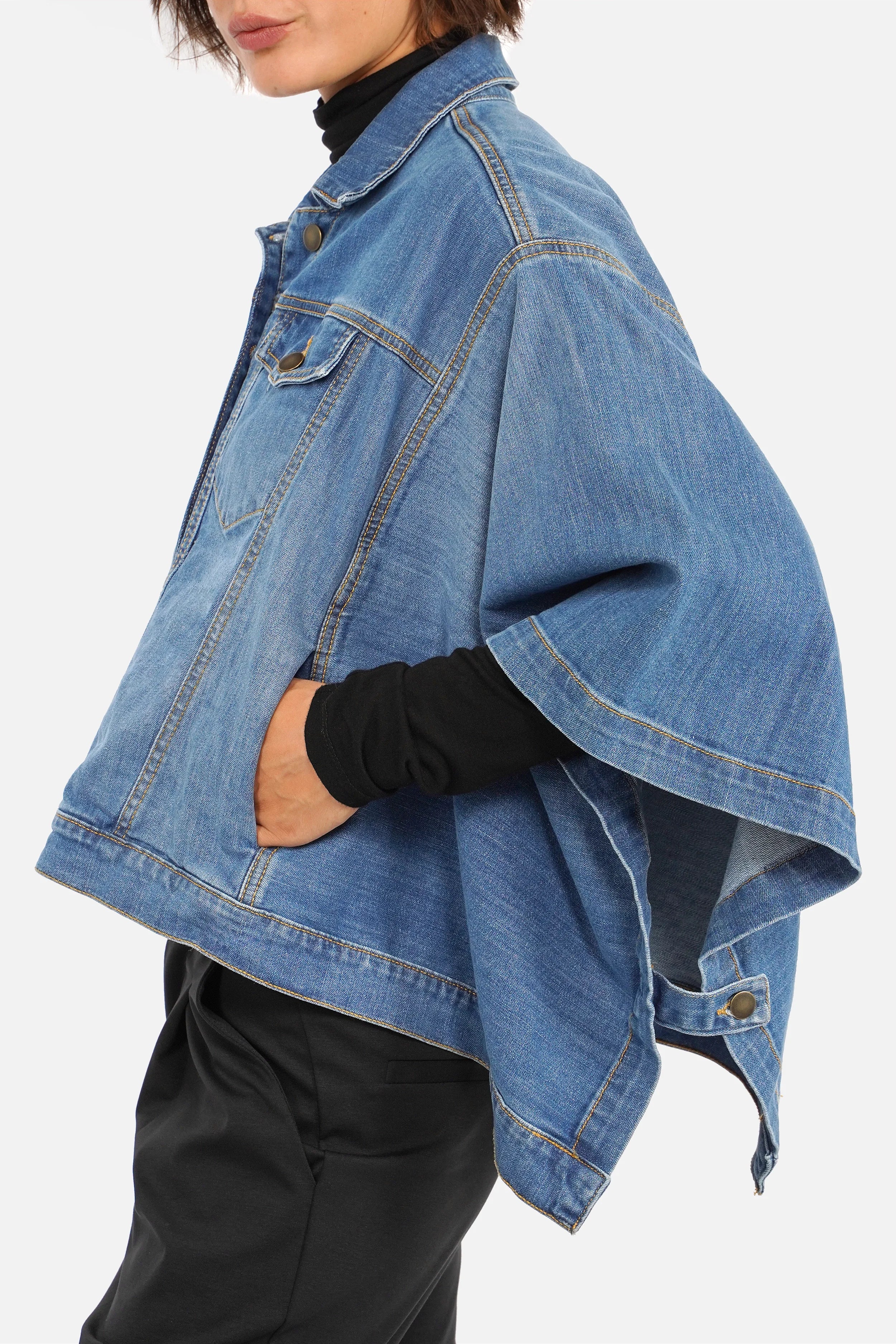 FIBI Denim Cape aus weichem italienischem Denim mit klassischem Kragen und lockerer Passform