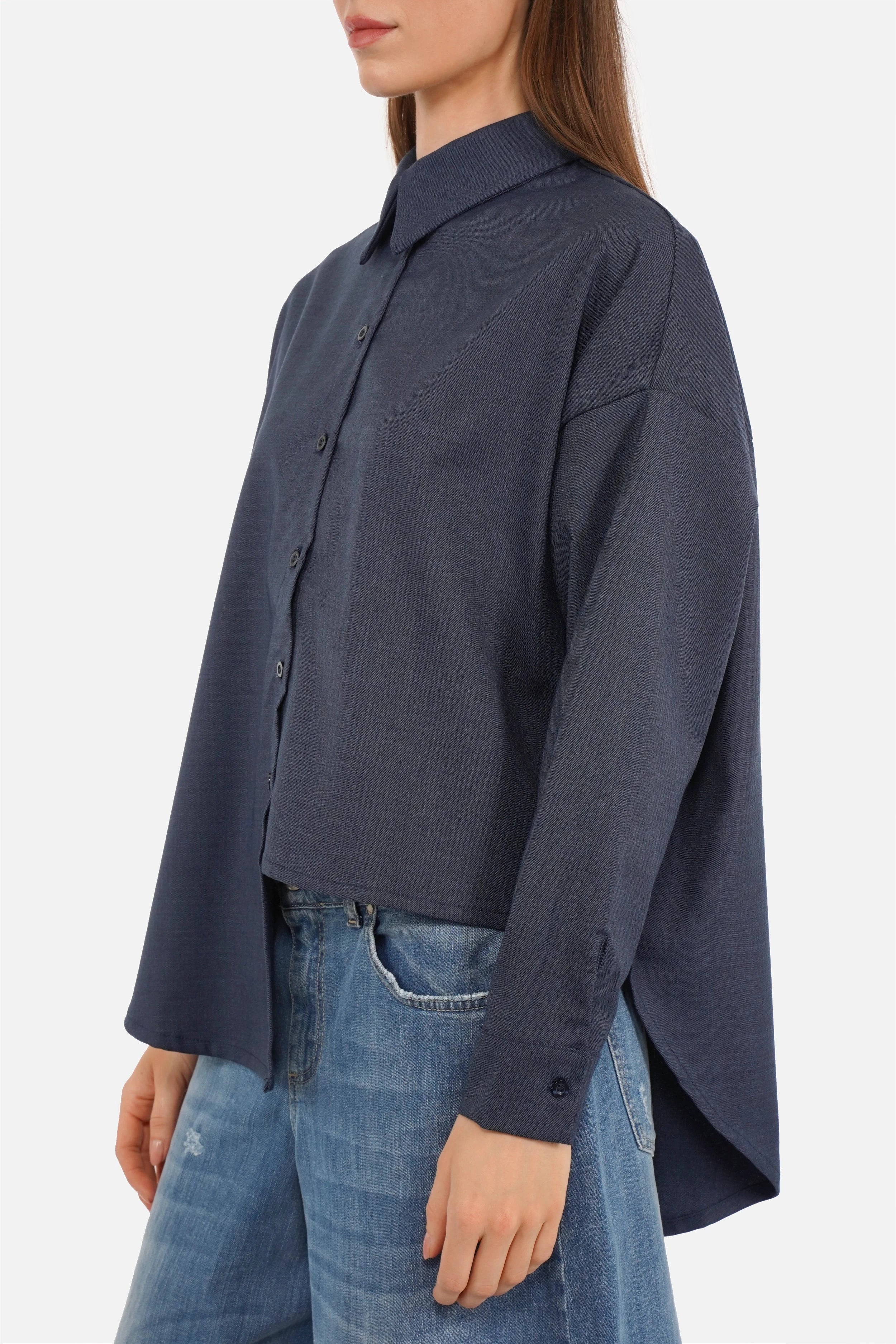 Asymmetrische Hemdbluse aus weich fließendem Material mit langem Rückenteil und klassischem Hemdkragen